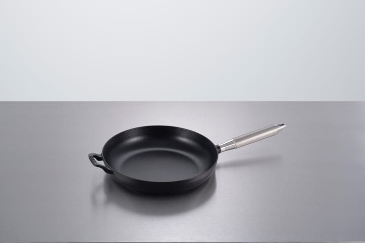 Buster & Punch cast iron frying pan black Ø28 cm, Steel handle STAUB