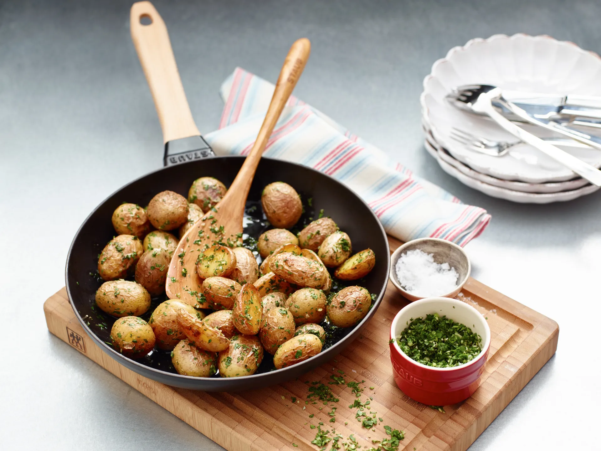 Staub frying pan cast iron black light wood handle, Ø26 cm STAUB