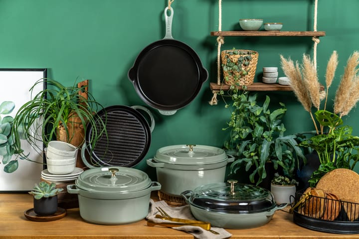 Staub frying pan cast iron with pouring lip Ø28 cm, Eucalyptus wood STAUB