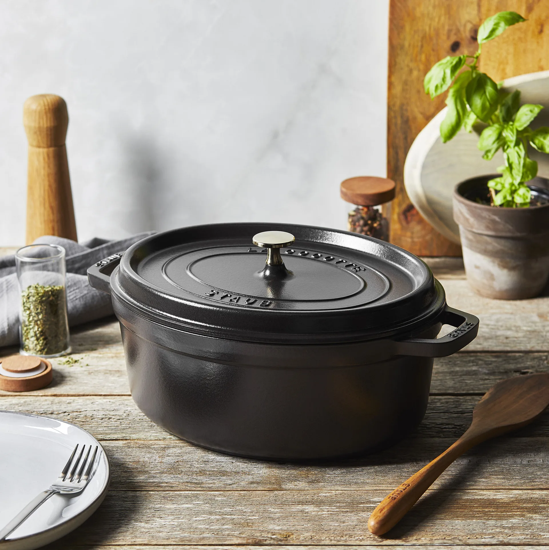 Staub La Cocotte oval pot cast iron 2.35 L, Black STAUB