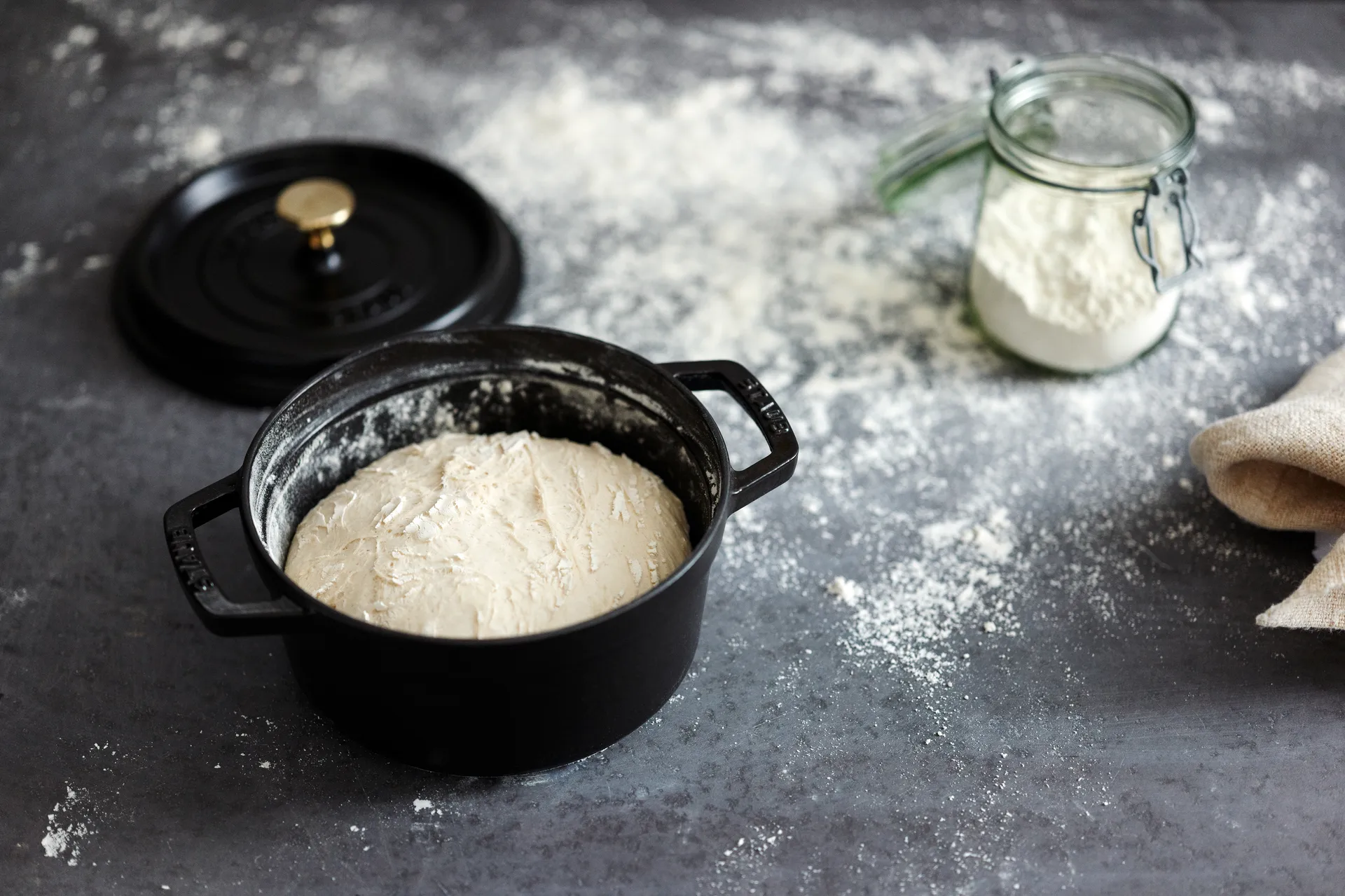 Staub La Cocotte round casserole cast iron 1.7 L, Black STAUB