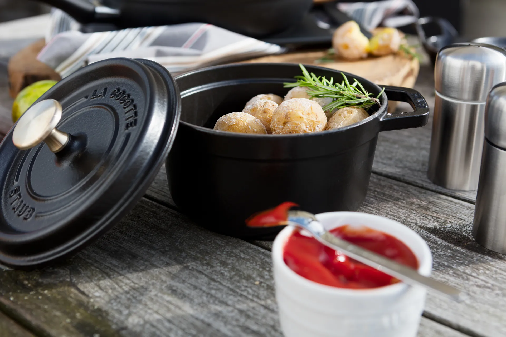 Staub La Cocotte round pot cast iron 1.2 L, Black STAUB
