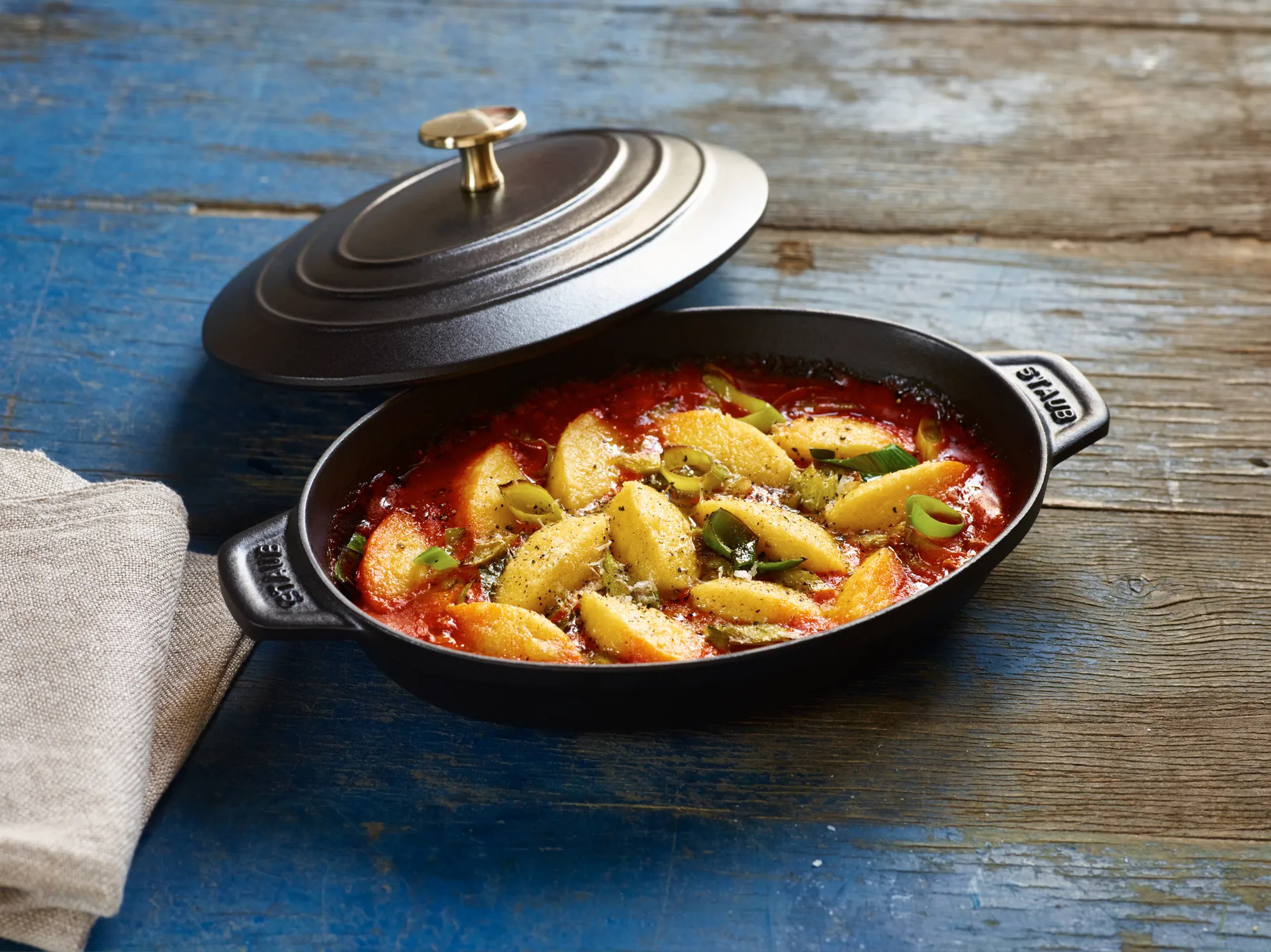 Staub oval cast iron baking dish with lid 23 cm, Black STAUB