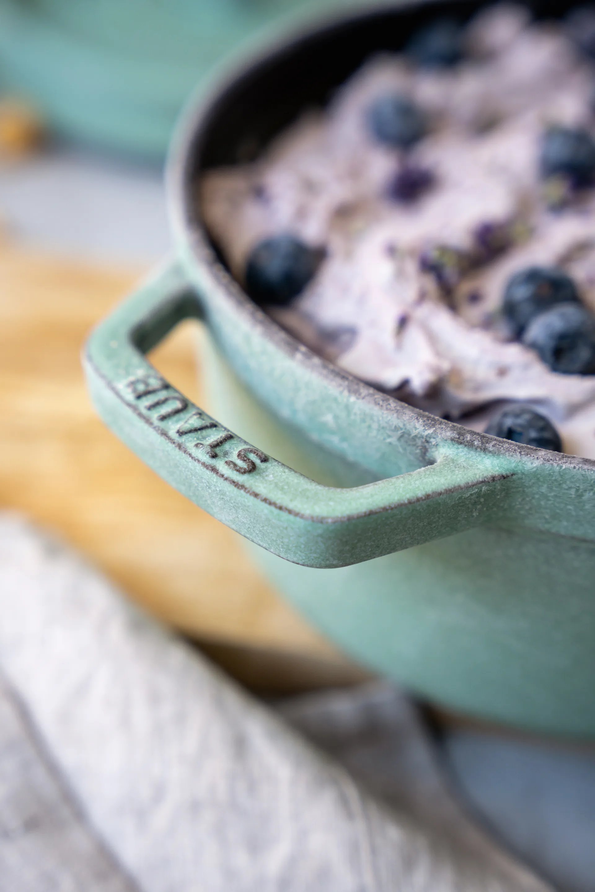 Staub round casserole dish 3.8 l, Salvia STAUB