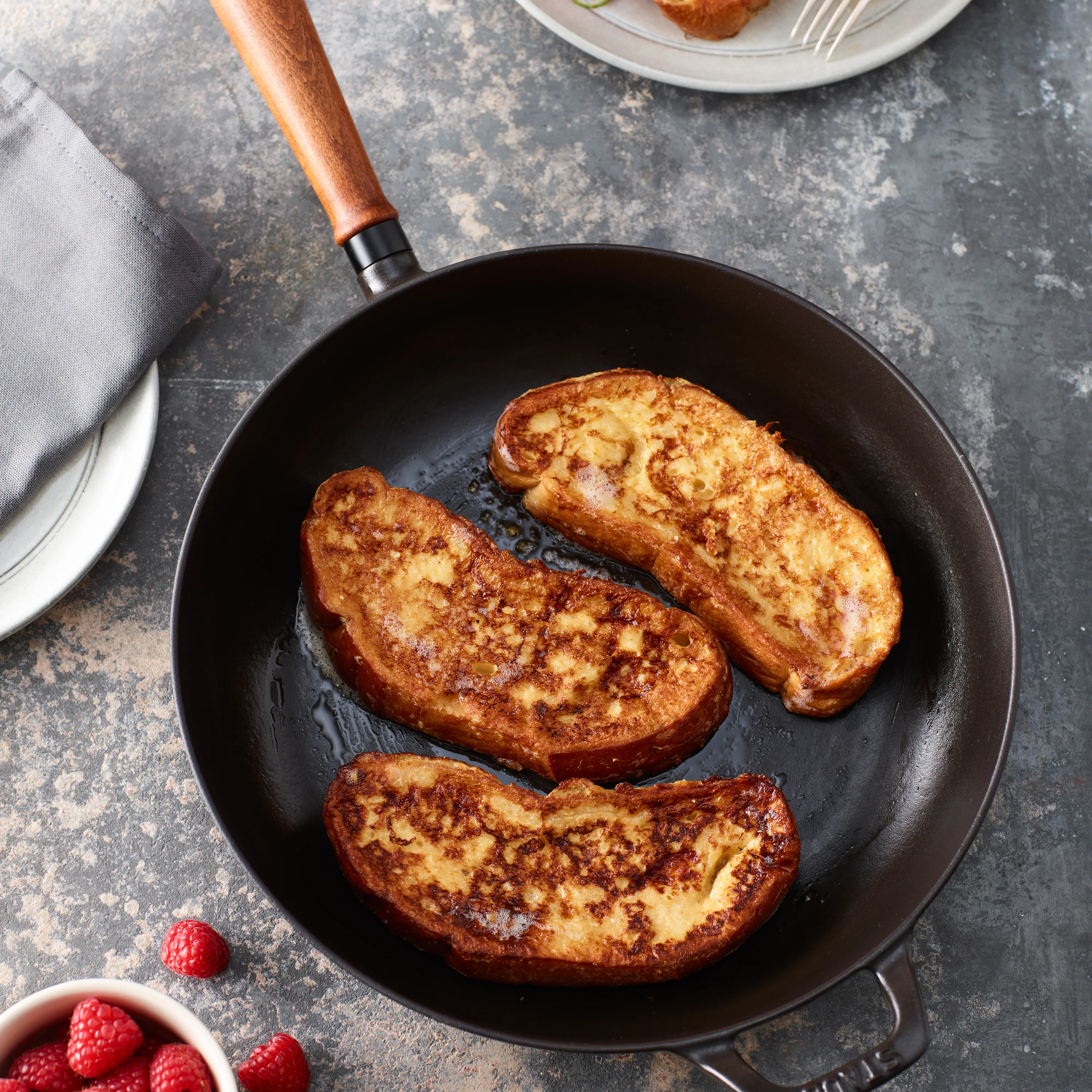 Vintage frying pan with wooden handle Ø24 cm from STAUB
