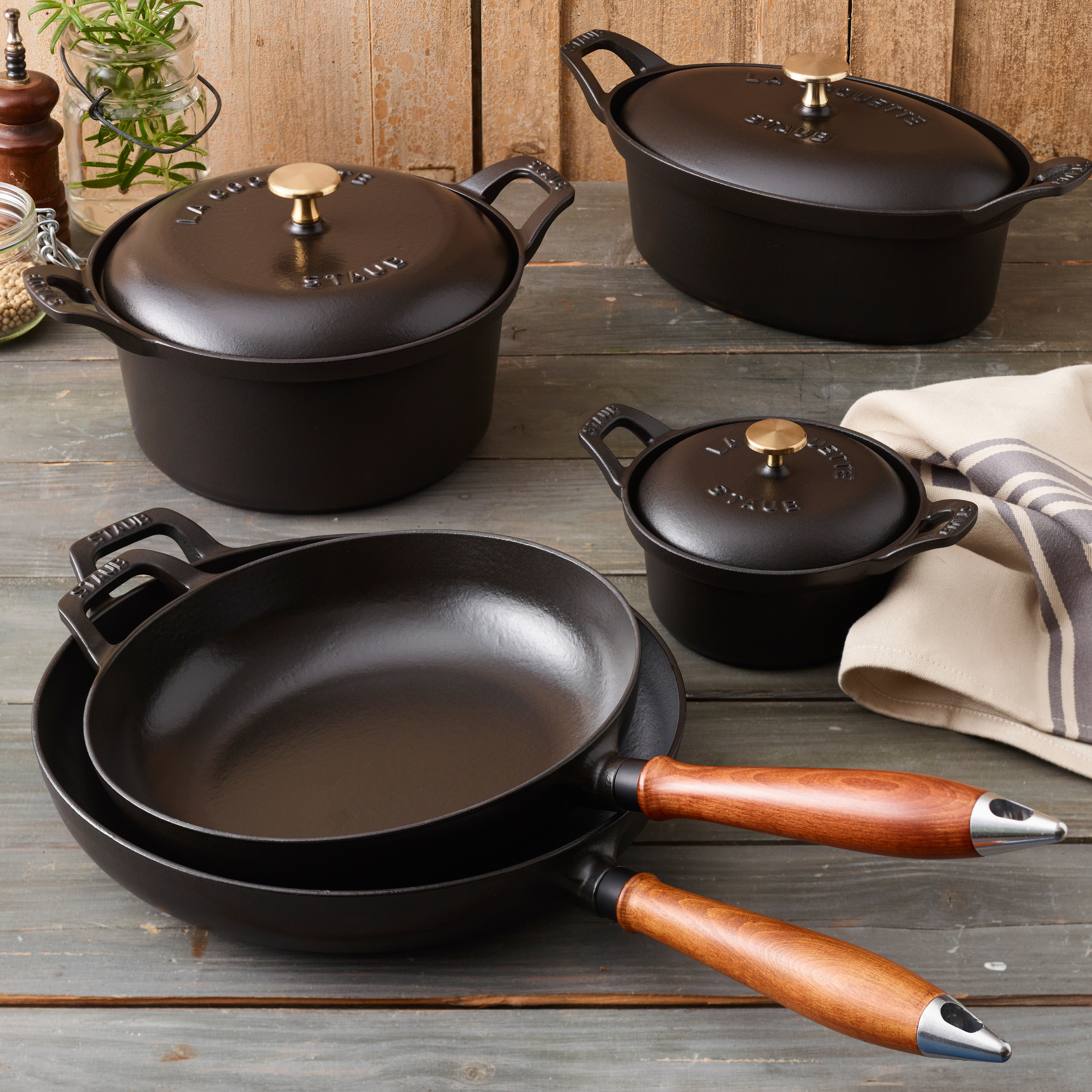 https://www.nordicnest.com/assets/blobs/staub-vintage-frying-pan-with-wooden-handle-24-cm-black/502885-01_4_EnvironmentImage-26466287b9.jpg