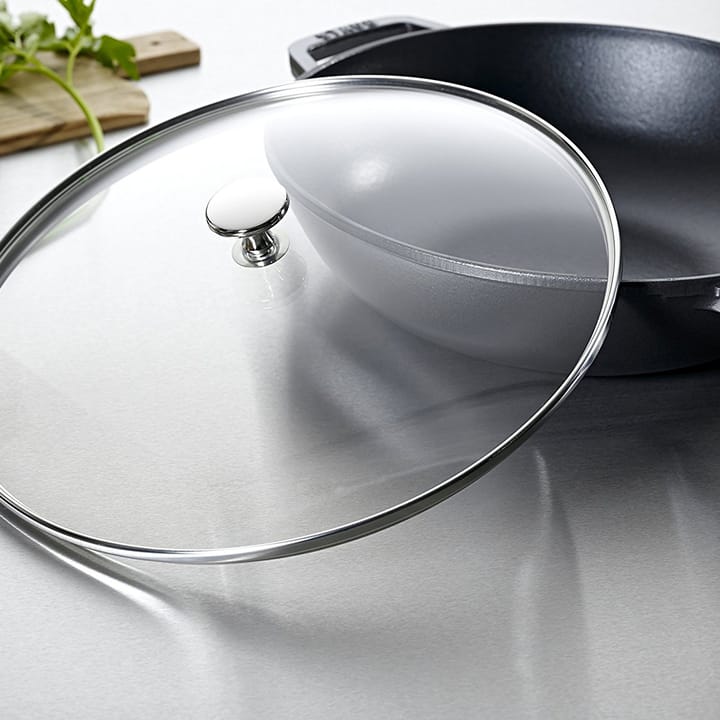 https://www.nordicnest.com/assets/blobs/staub-wok-with-glass-lid-30-cm-44-l-grey/502918-01_2_EnvironmentImage-4d8396fa0f.jpg?preset=tiny&dpr=2