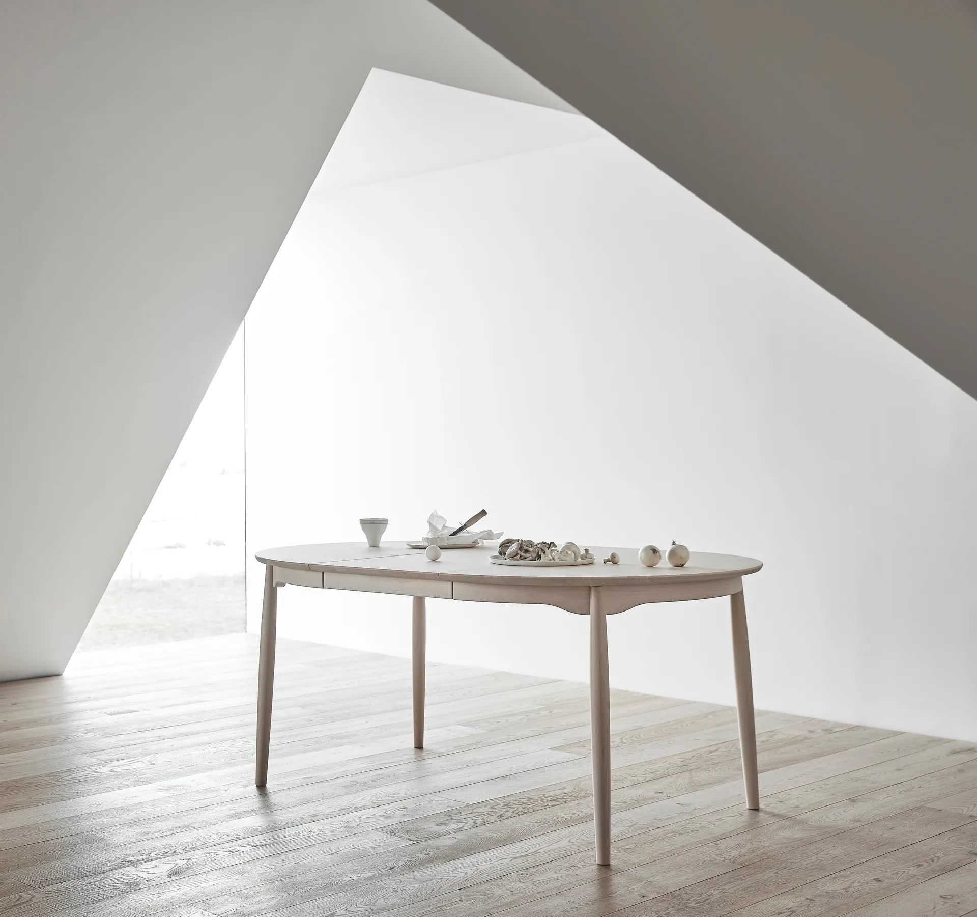 Carl dining table Ø115. divided, Birch white oil Stolab