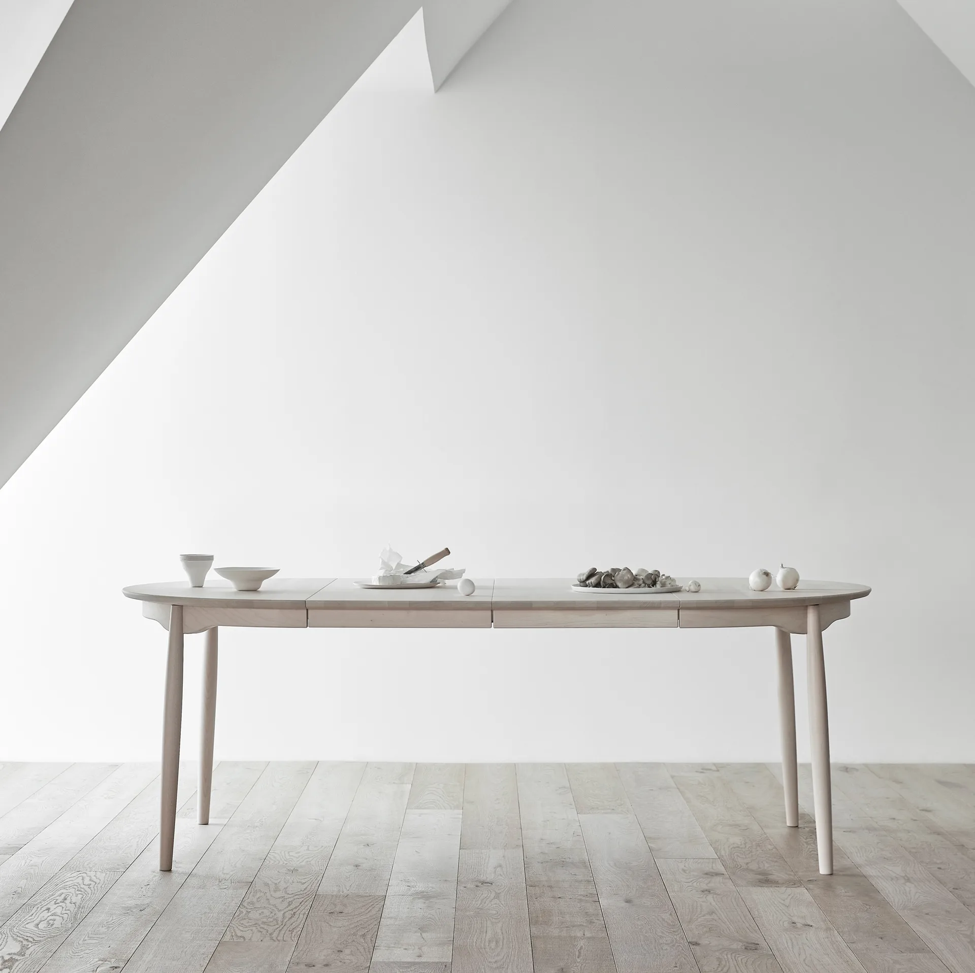 Carl dining table Ø115. divided, Birch white oil Stolab
