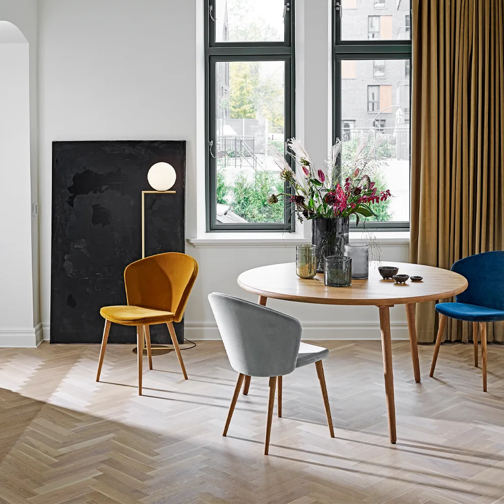 Miss Tailor round dining table, Oak natural oil. fixed disc Stolab