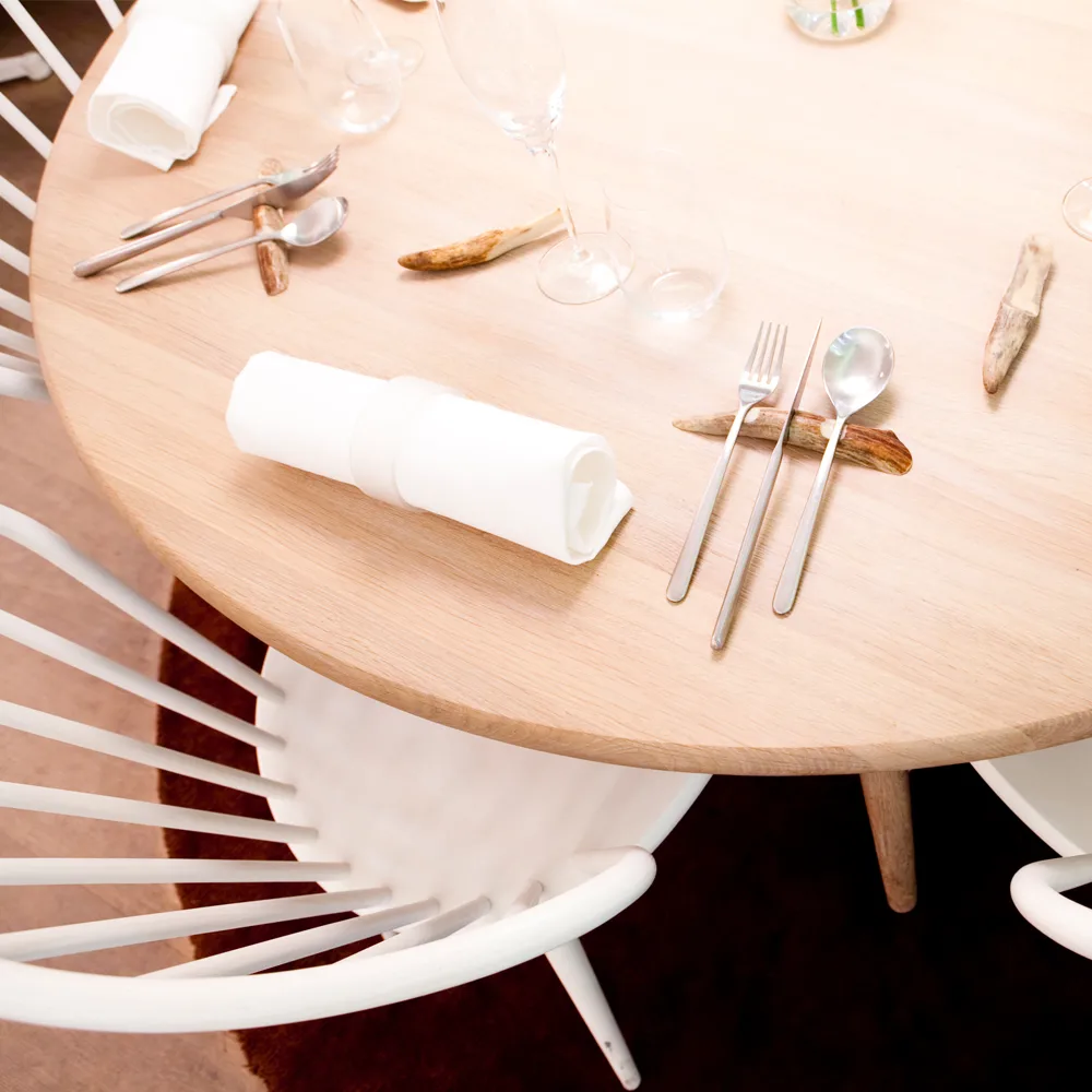 Miss Tailor round dining table, Oak natural oil. fixed disc Stolab