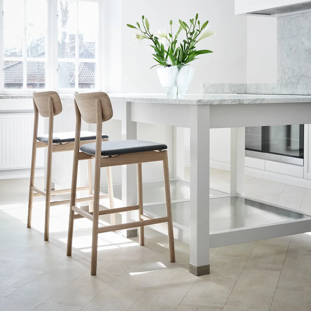 Prima Vista bar stool, Fabric blues 9202 brown/beige. white oil oak stand Stolab