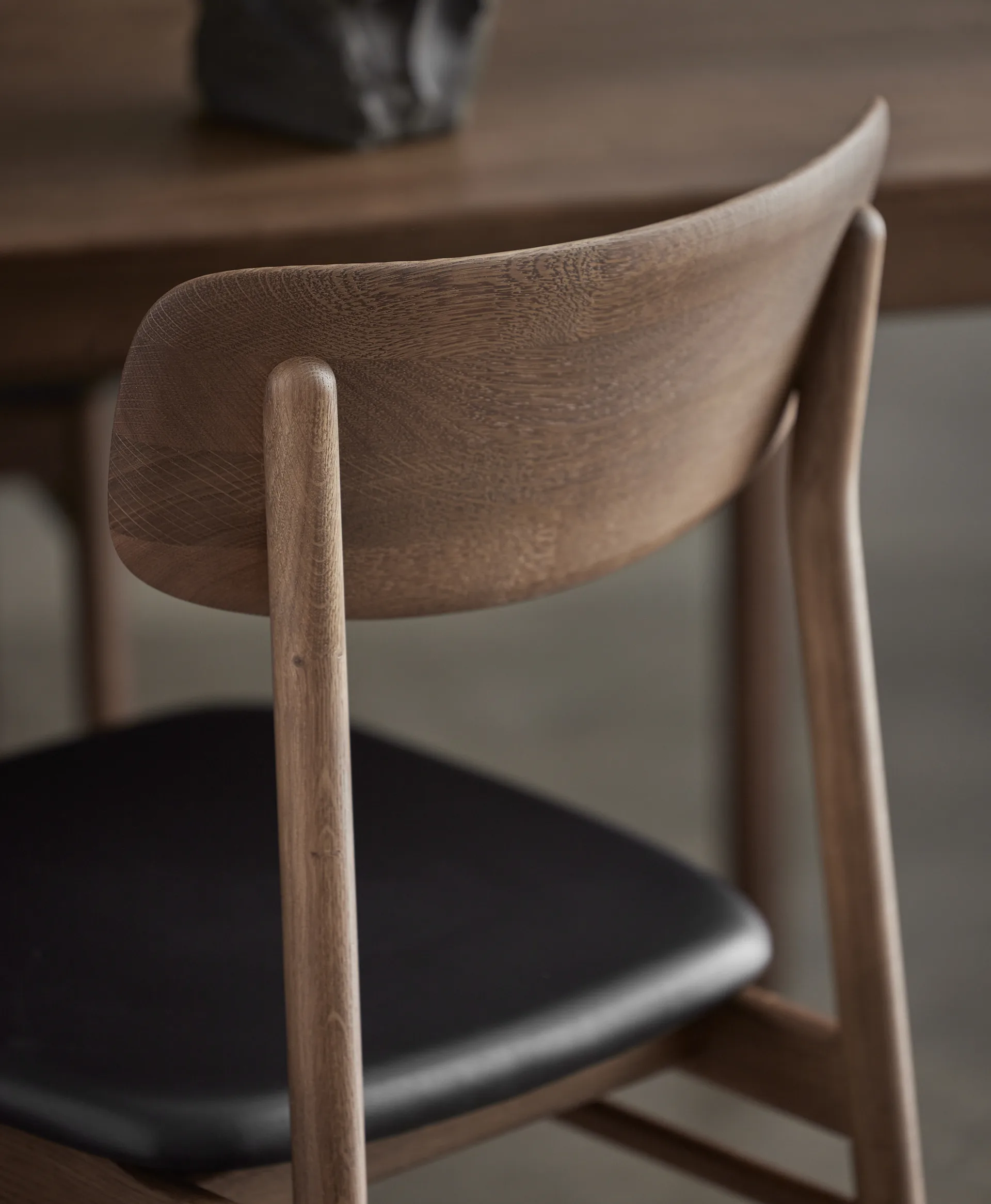 Prima Vista chair oak, Smoked oak-black leather Stolab