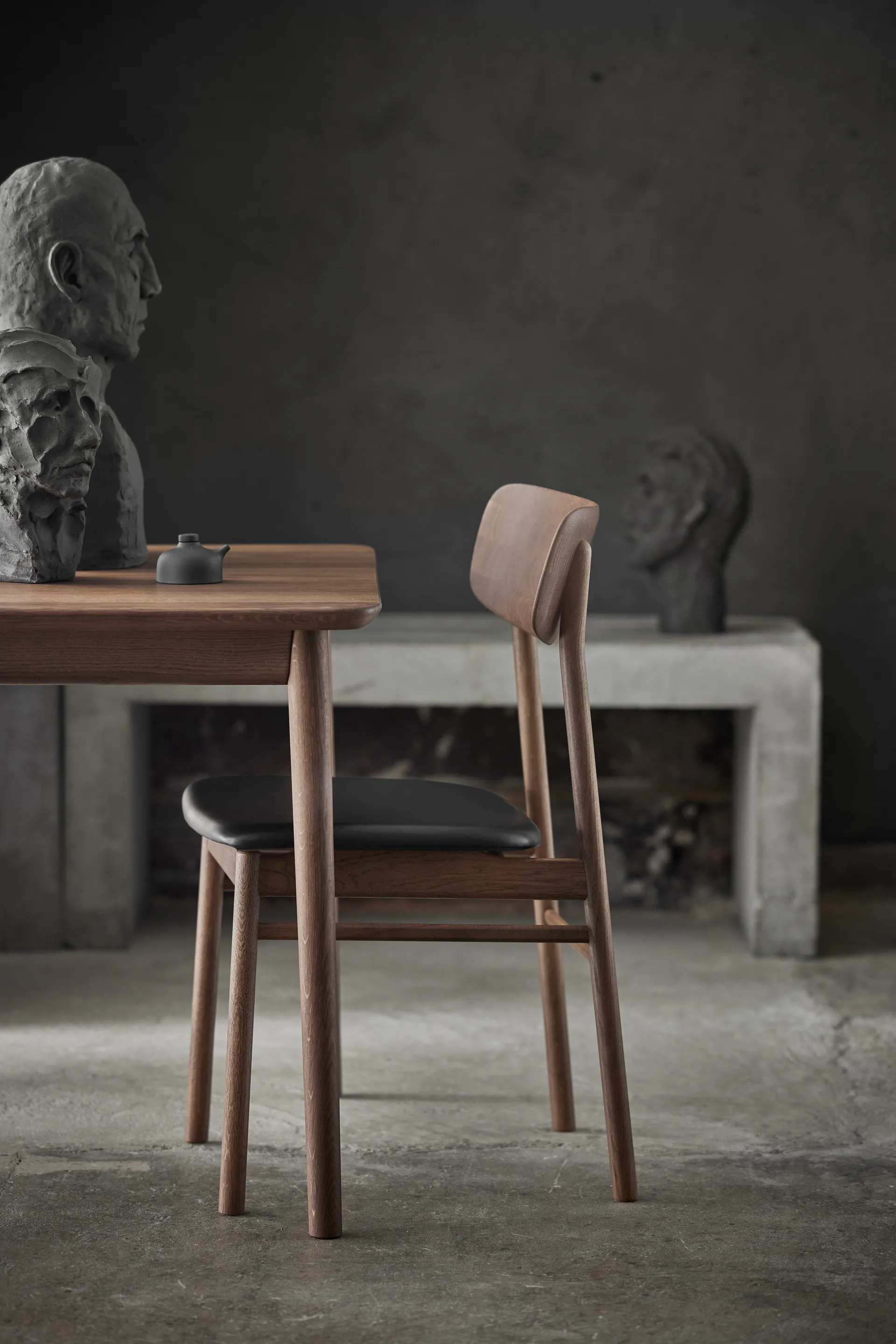 Prima Vista chair oak, Smoked oak-black leather Stolab