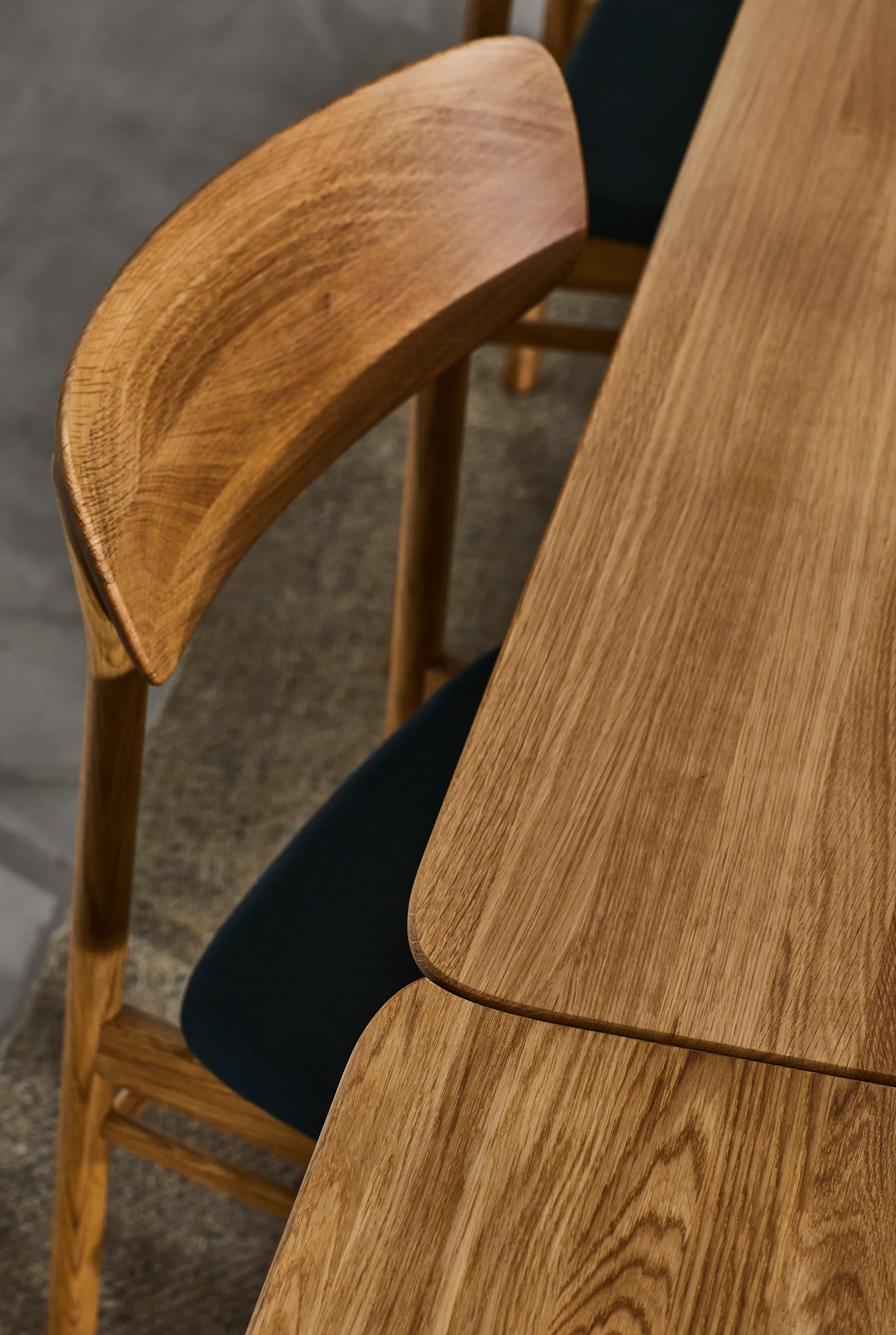 Prima Vista chair oiled oak, Leather elmotique 99001 black Stolab