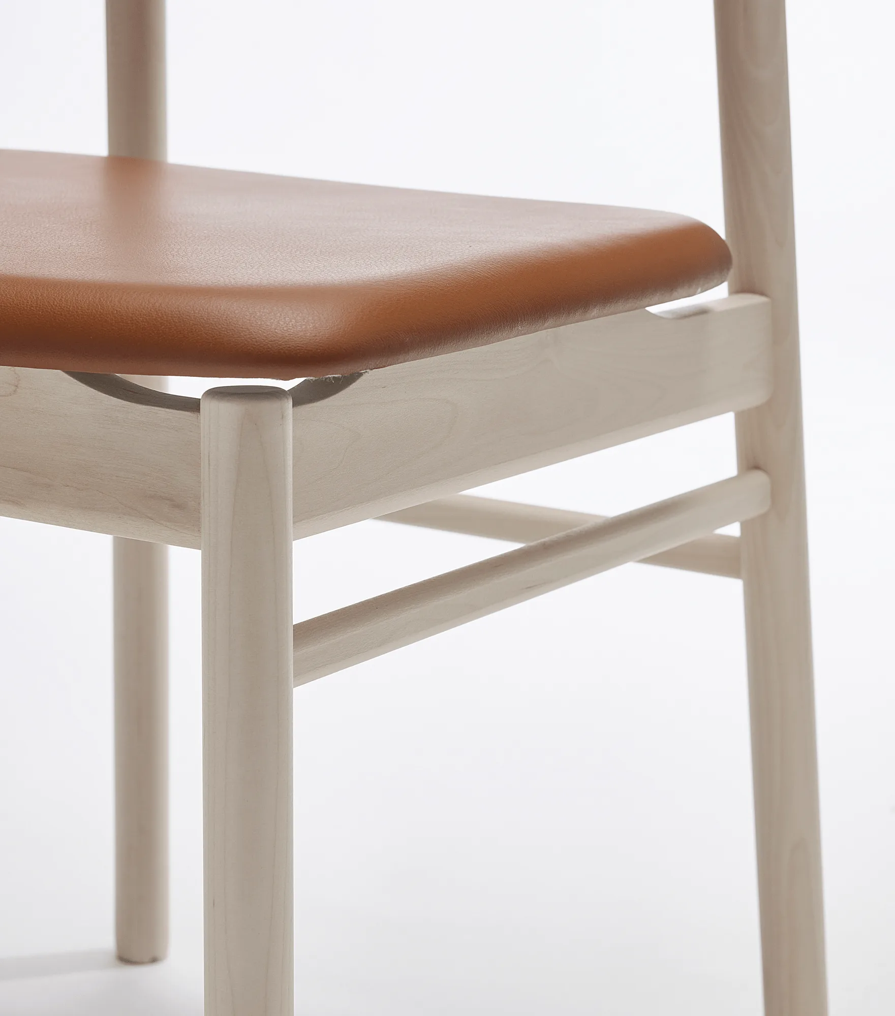 Prima Vista chair white-oiled birch, Leather Elmosoft 43807 cognac Stolab