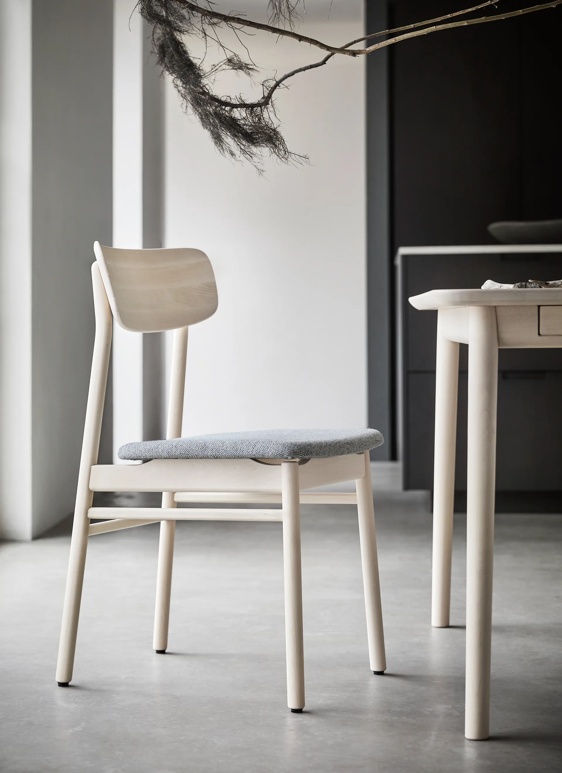 Prima Vista chair white-oiled birch, Textile hallingdal 65-130 grey Stolab
