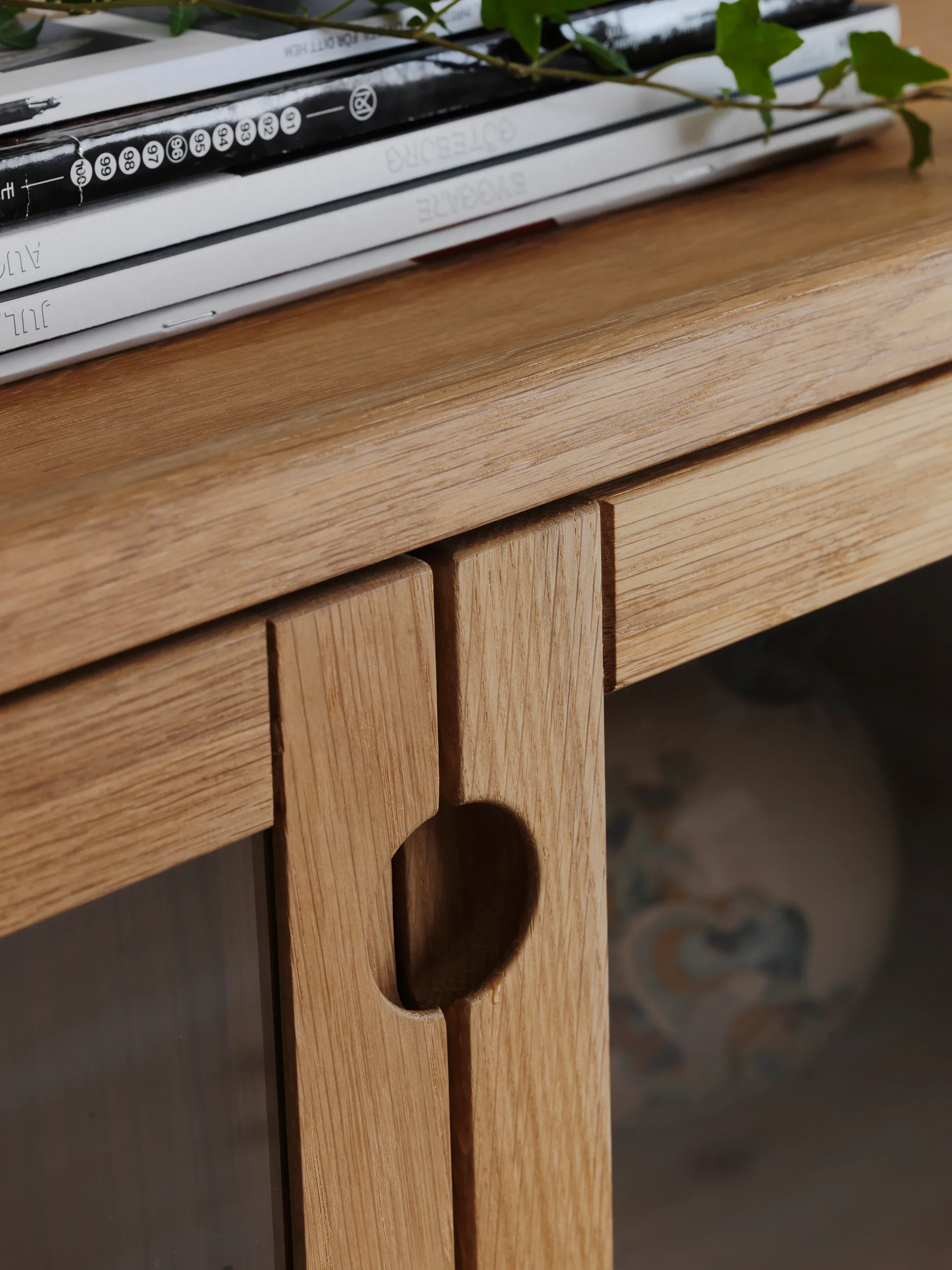 Prio display cabinet, Oak natural oil with lighting Stolab