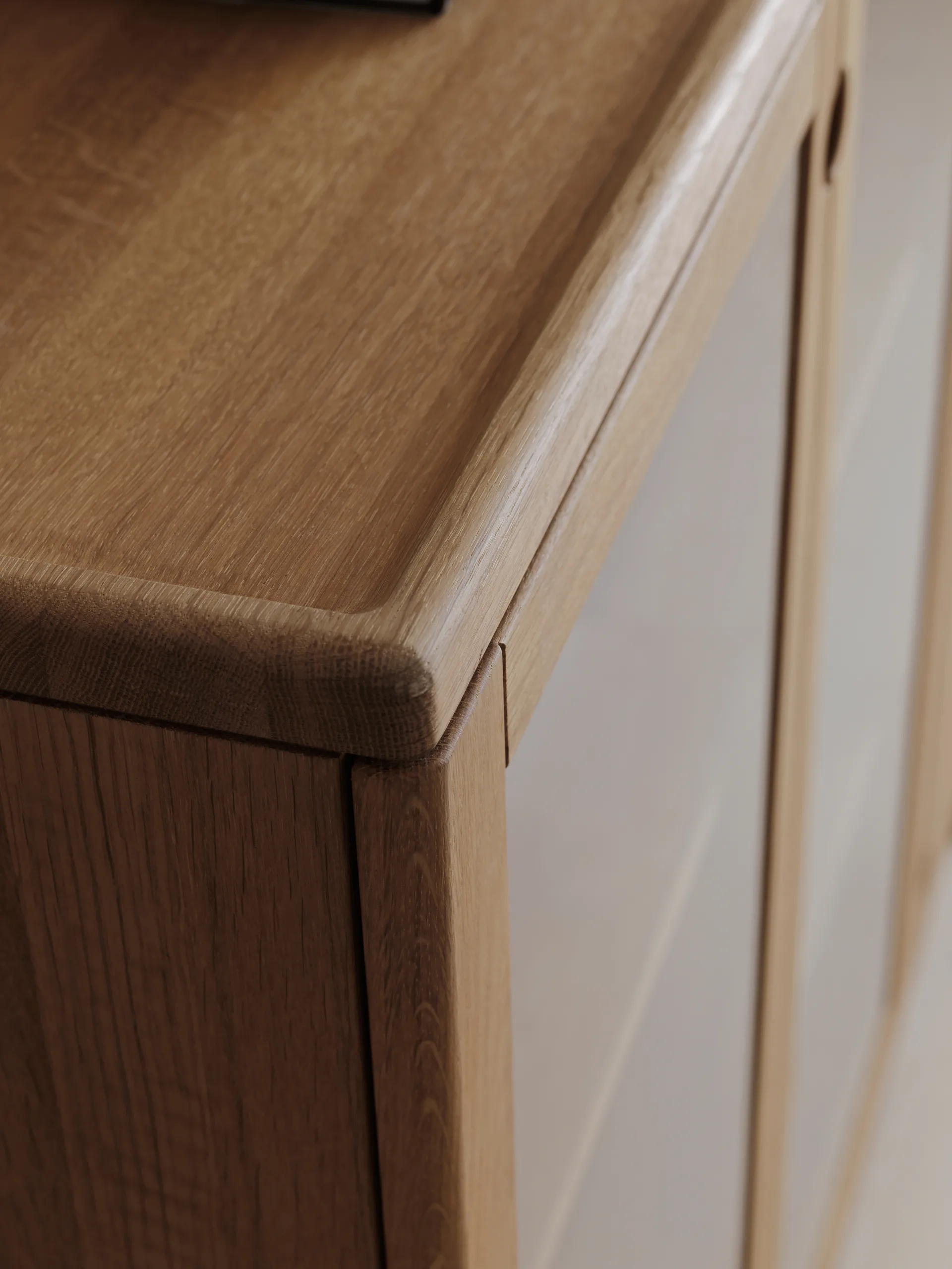 Prio display cabinet, Oak natural oil with lighting Stolab