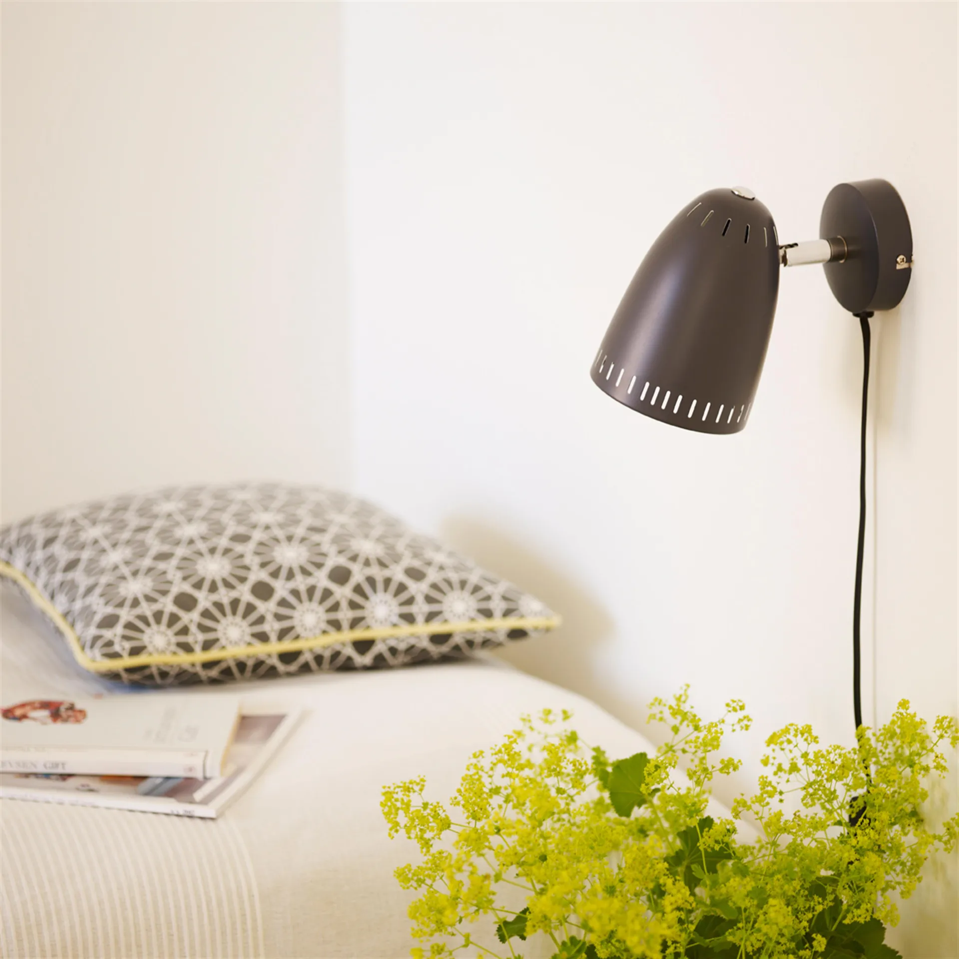 Dynamo wall lamp short arm, matte almost black (black) Superliving