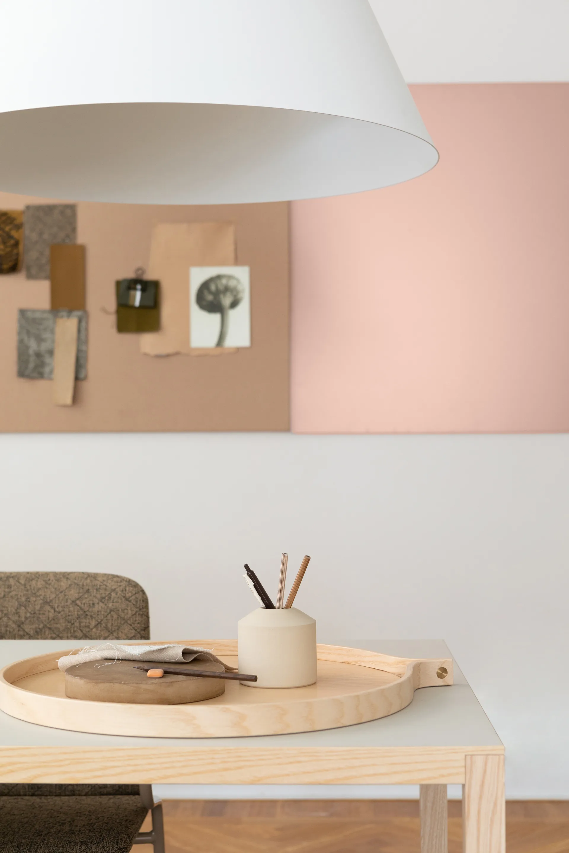 Comma tray Ø52 cm, Ash lackered Swedese