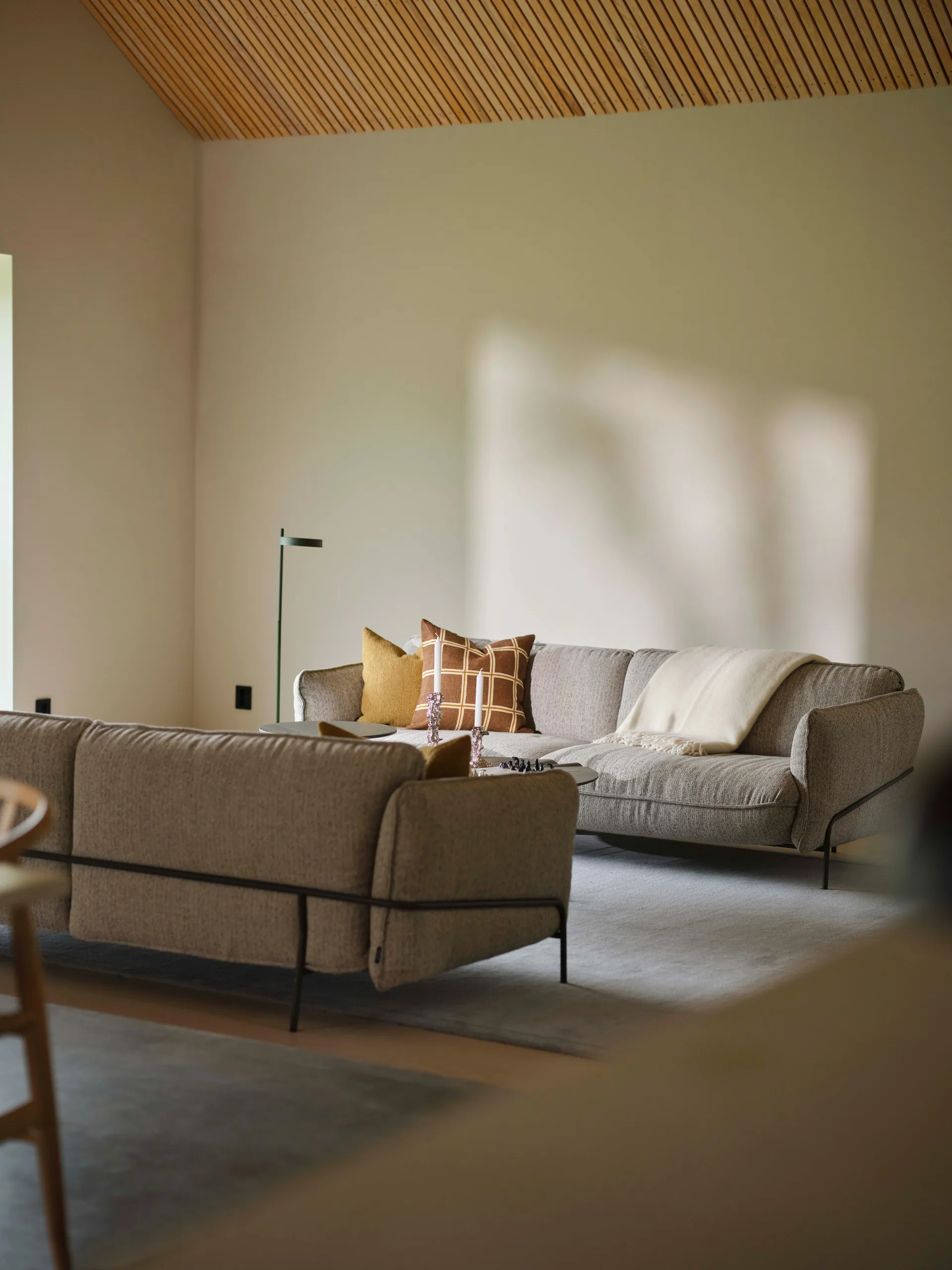 Continental sofa, Wave Cobblestone-black lacquered steel Swedese