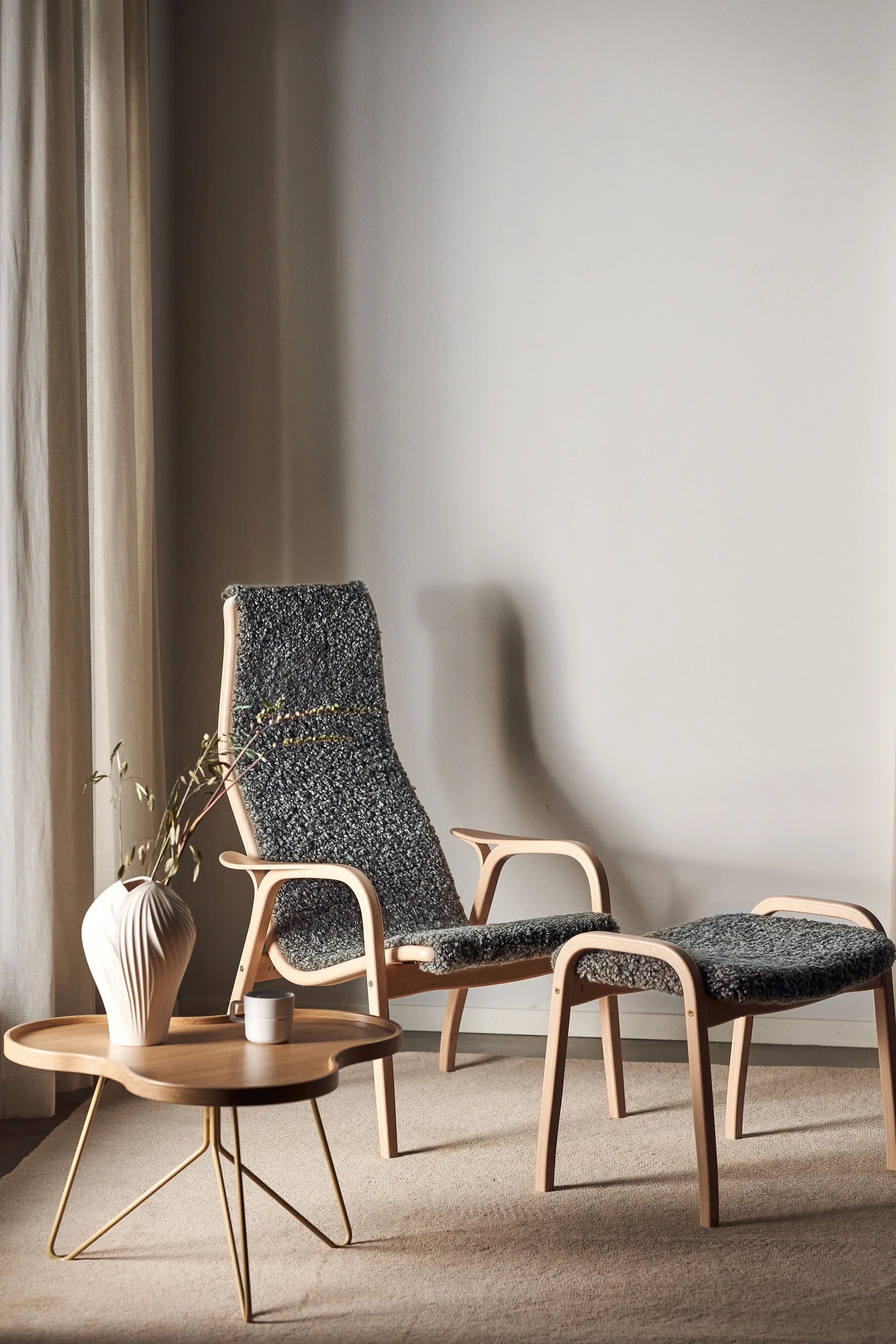 Flower mono table 84x90 cm, H39 cm Oak laquered Swedese