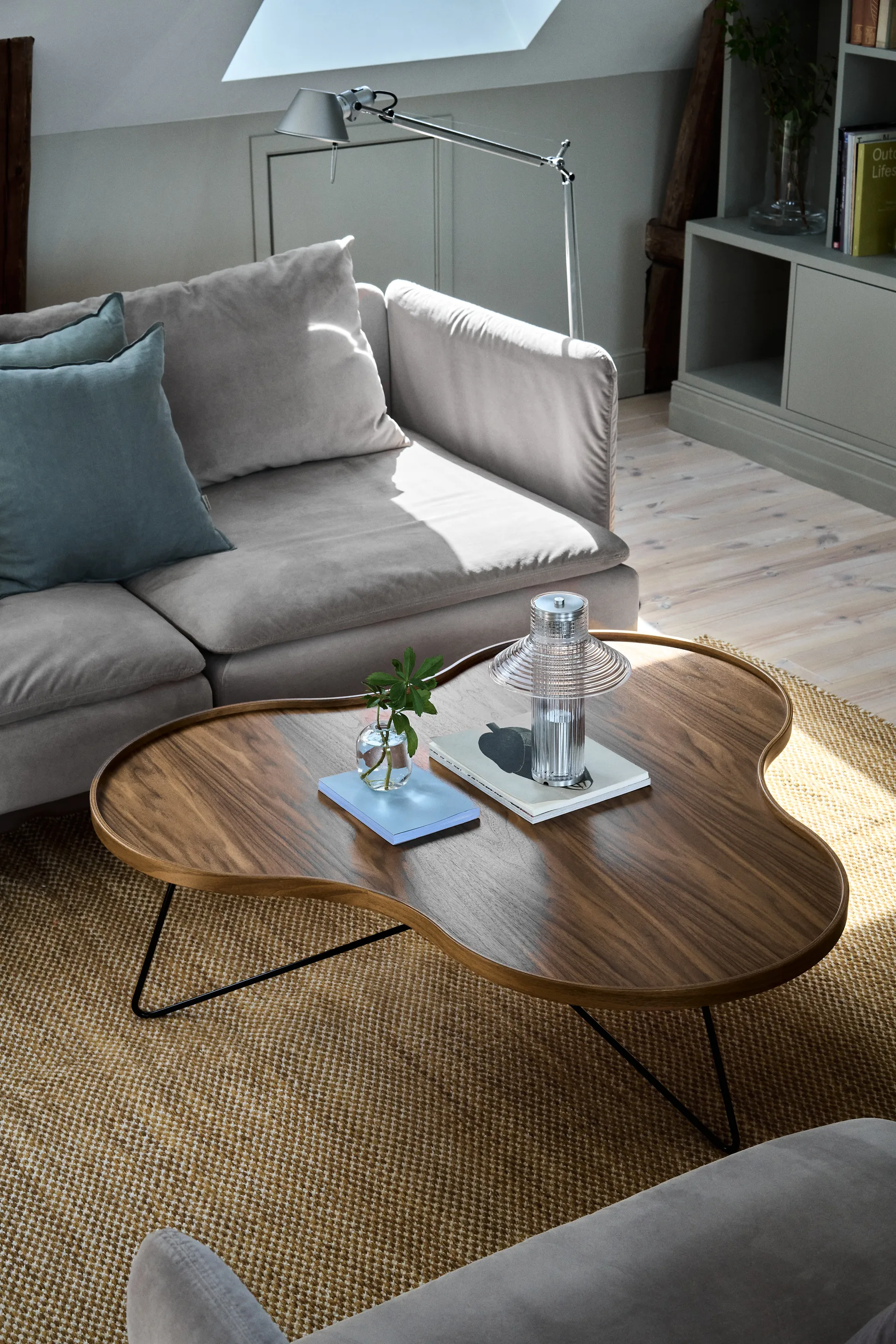 Flower mono table Special Edition 107x114 cm, H45 cm-lacquered walnut-black lacquered steel Swedese