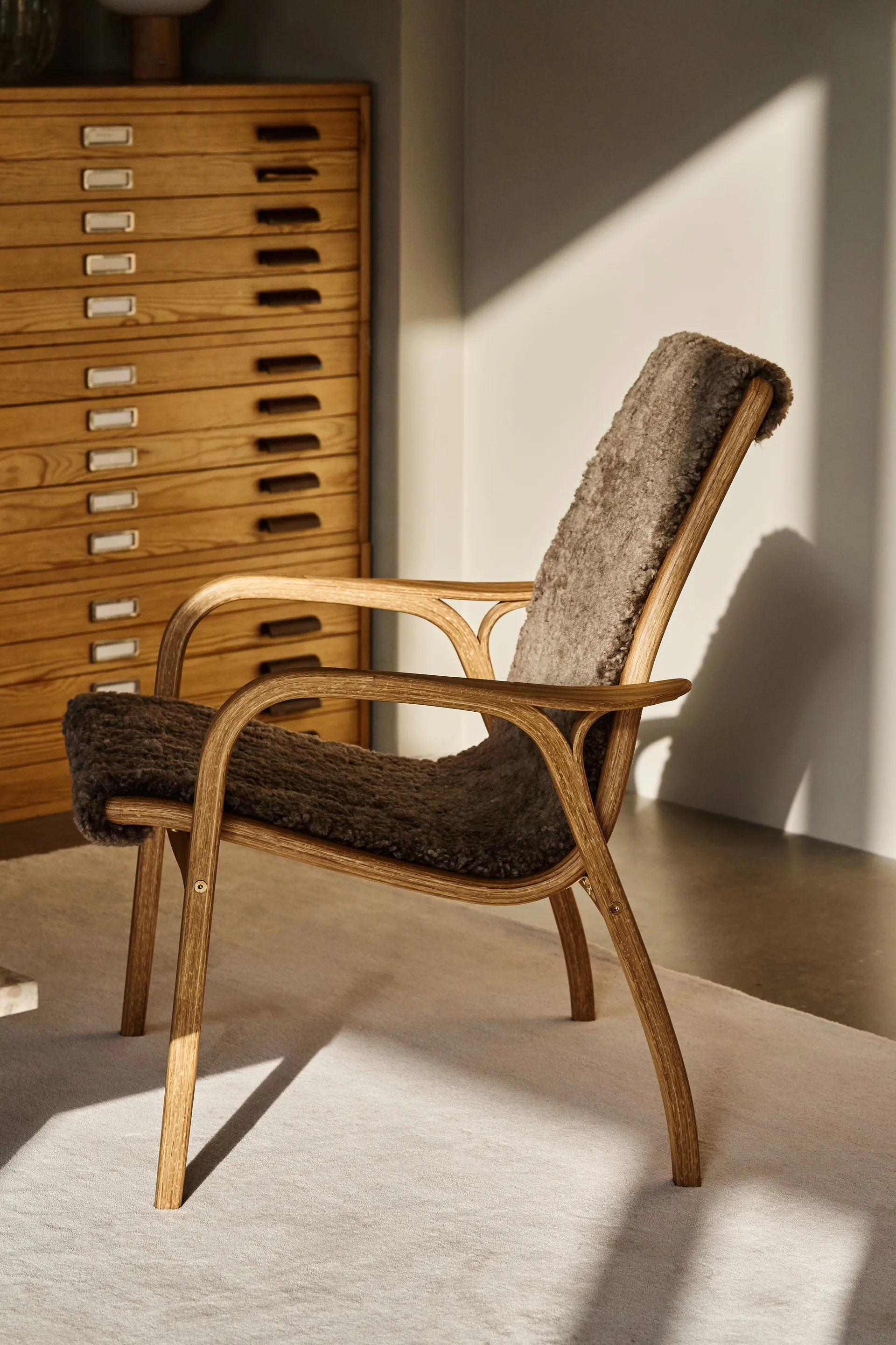 Laminett arm chair oiled oak/sheep skin, Sahara (nougat brown) Swedese