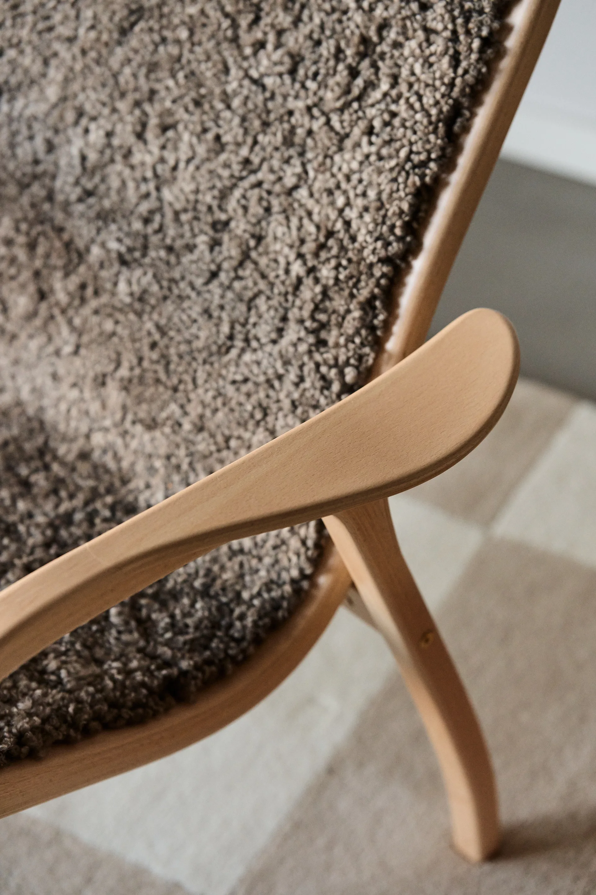 Lamino arm chair laquered beech/sheep skin, Sahara (nougat brown) Swedese