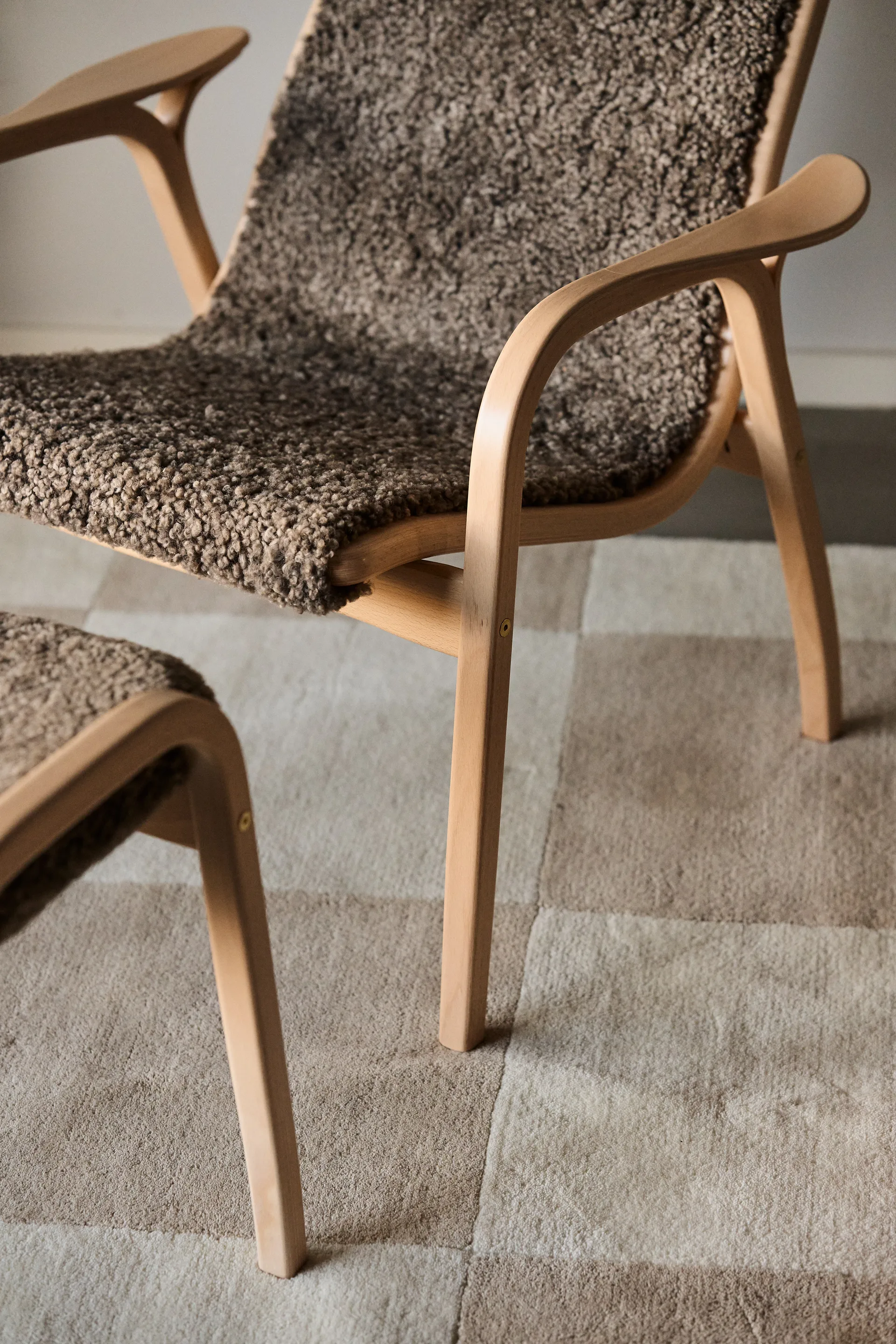 Lamino arm chair laquered beech/sheep skin, Sahara (nougat brown) Swedese