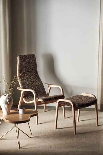 Lamino armchair and footstool varnished beech/sheepskin - Sahara (nougat-brown) - Swedese