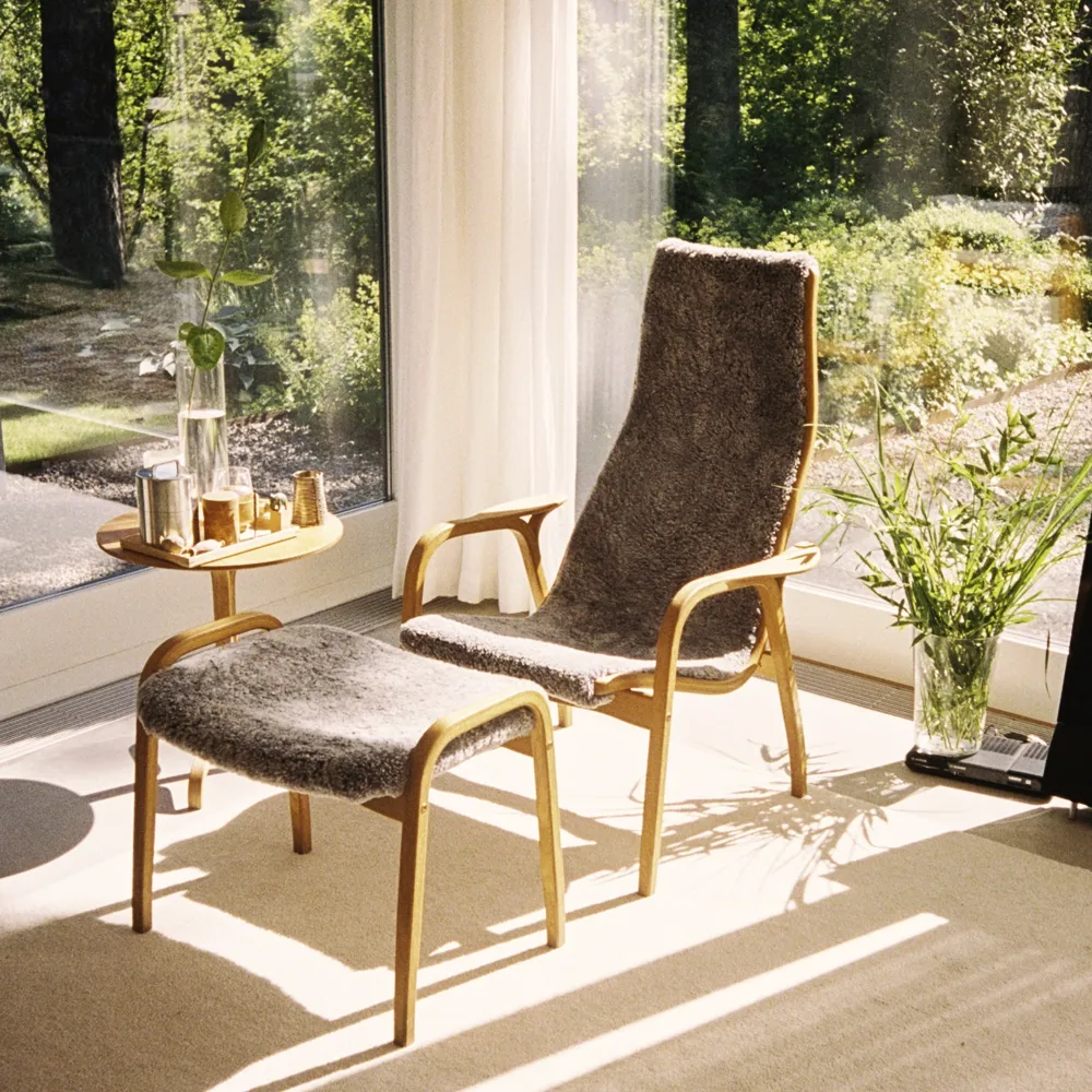 Lamino footstool, Sheepskin sahara, natural lacquered walnut Swedese