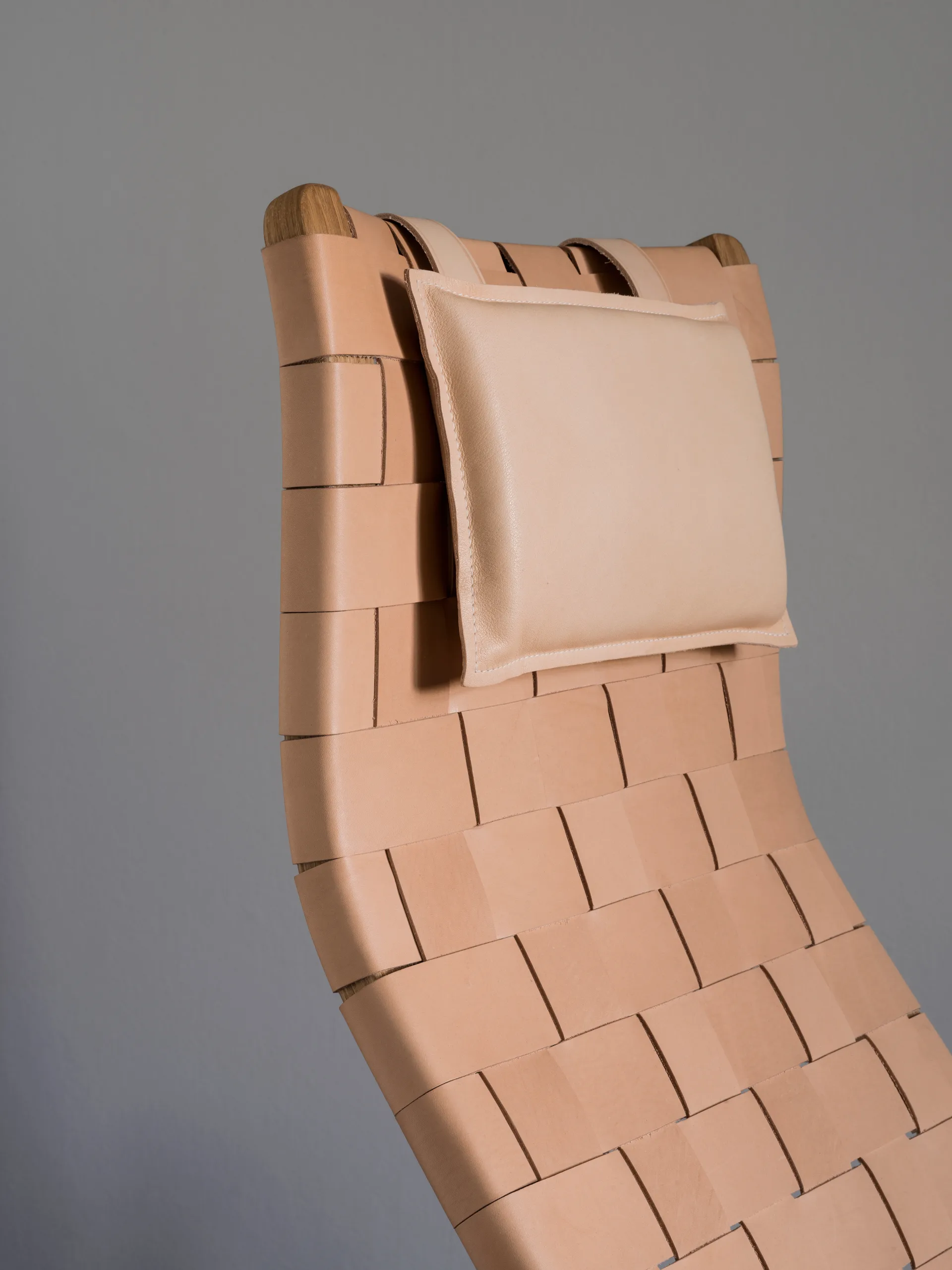 Primo arm chair high with neck cushion oiled oak, Belt leather brown / red Swedese