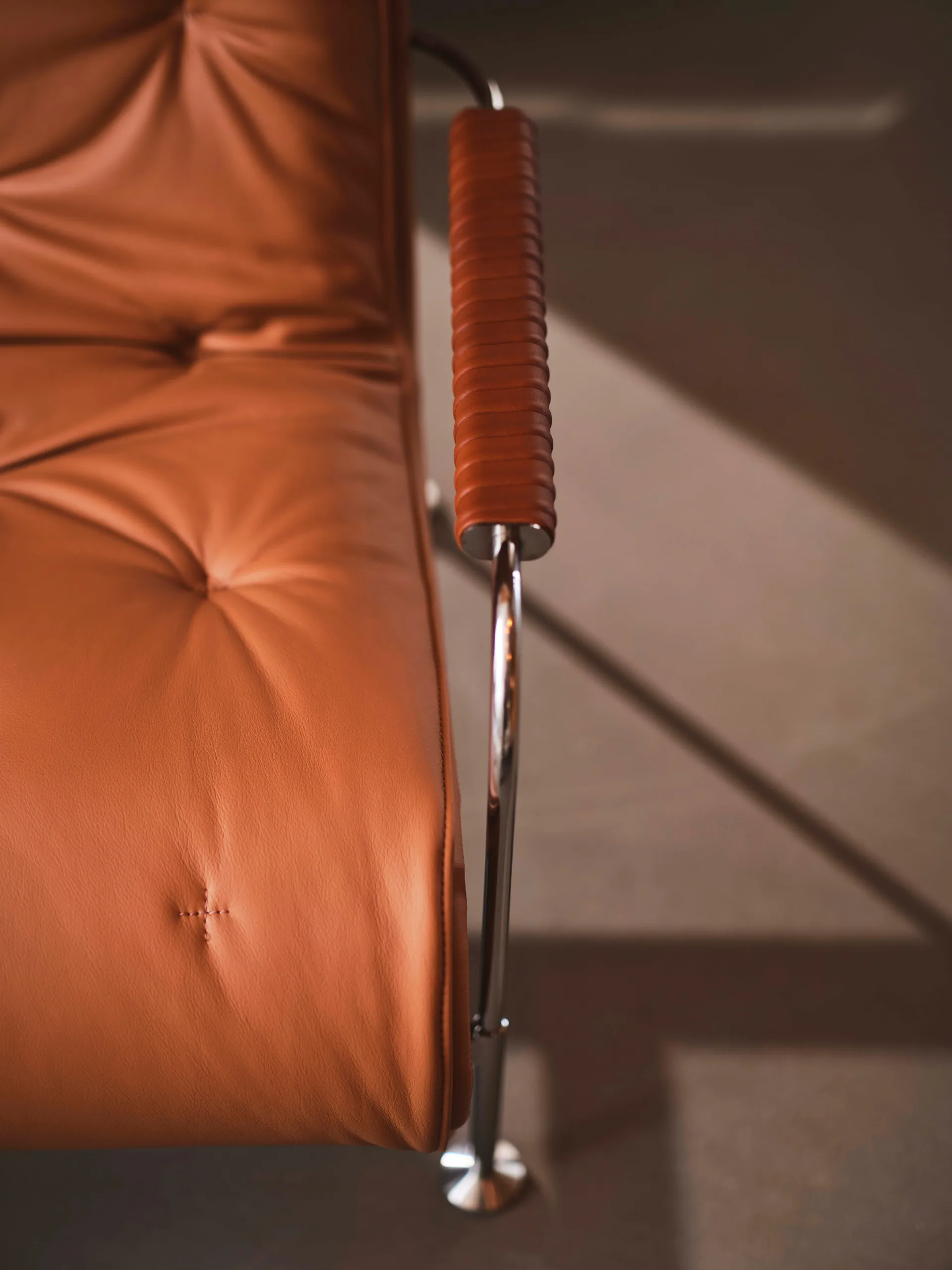 Serpentine armchair, Leather Elmo Soft Dark brown–Tärnsjö Tobacco Swedese