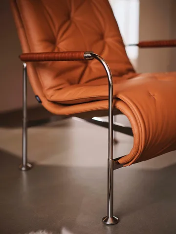 Serpentine armchair - Leather Elmo Soft Dark brown–Tärnsjö Tobacco - Swedese