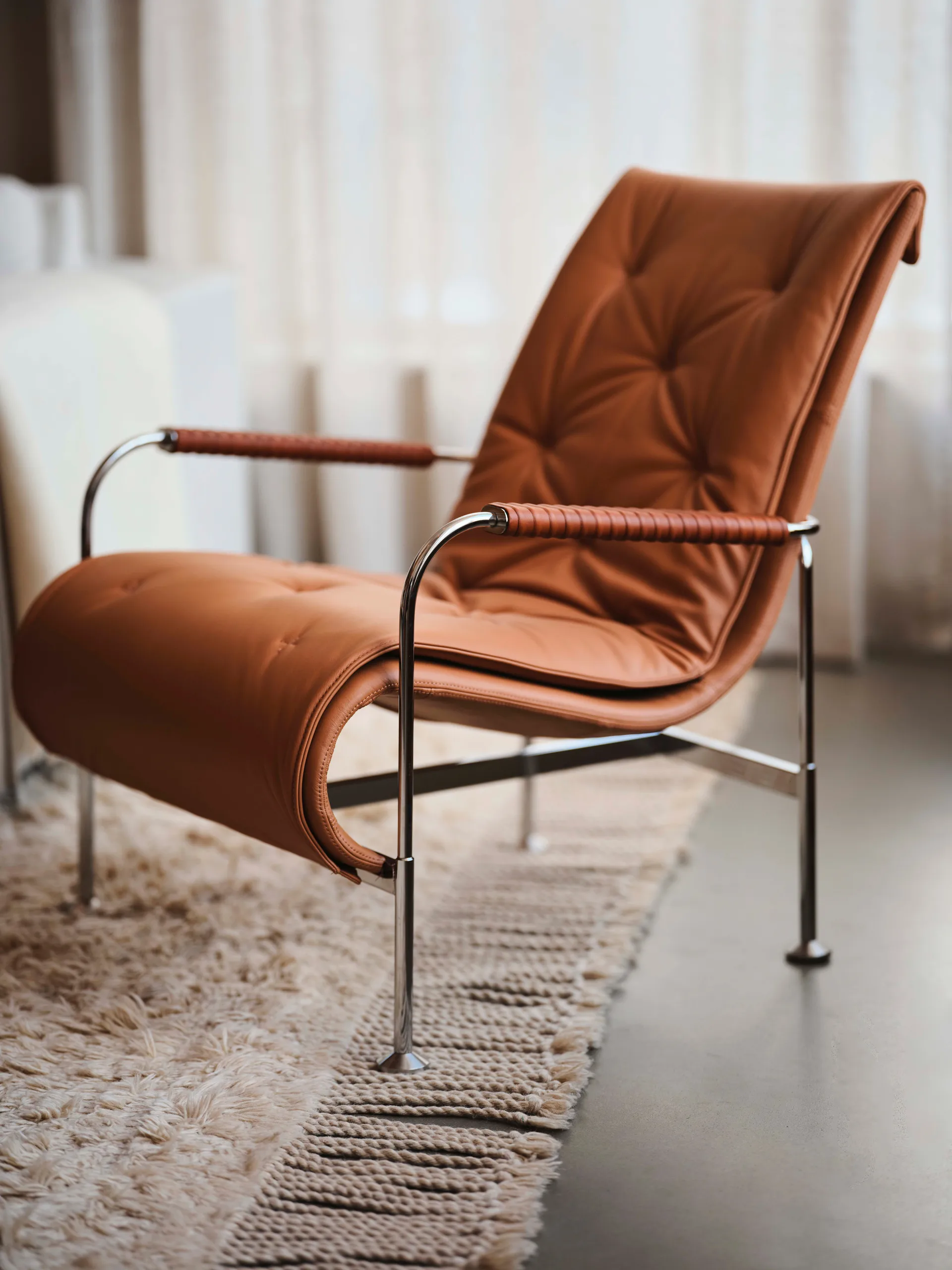 Serpentine armchair, Leather Elmo Soft Dark brown–Tärnsjö Tobacco Swedese