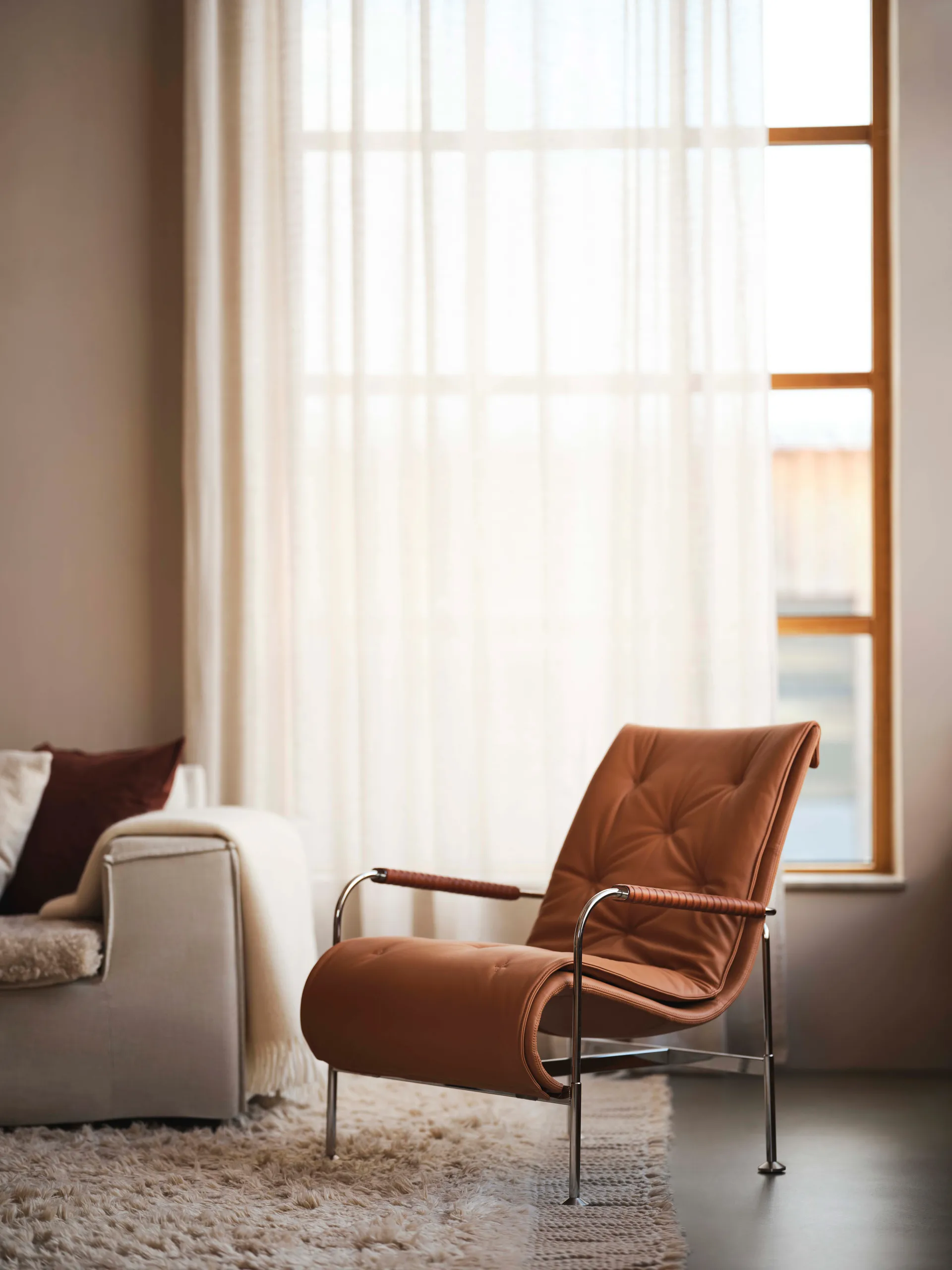 Serpentine armchair, Leather Elmo Soft Dark brown–Tärnsjö Tobacco Swedese