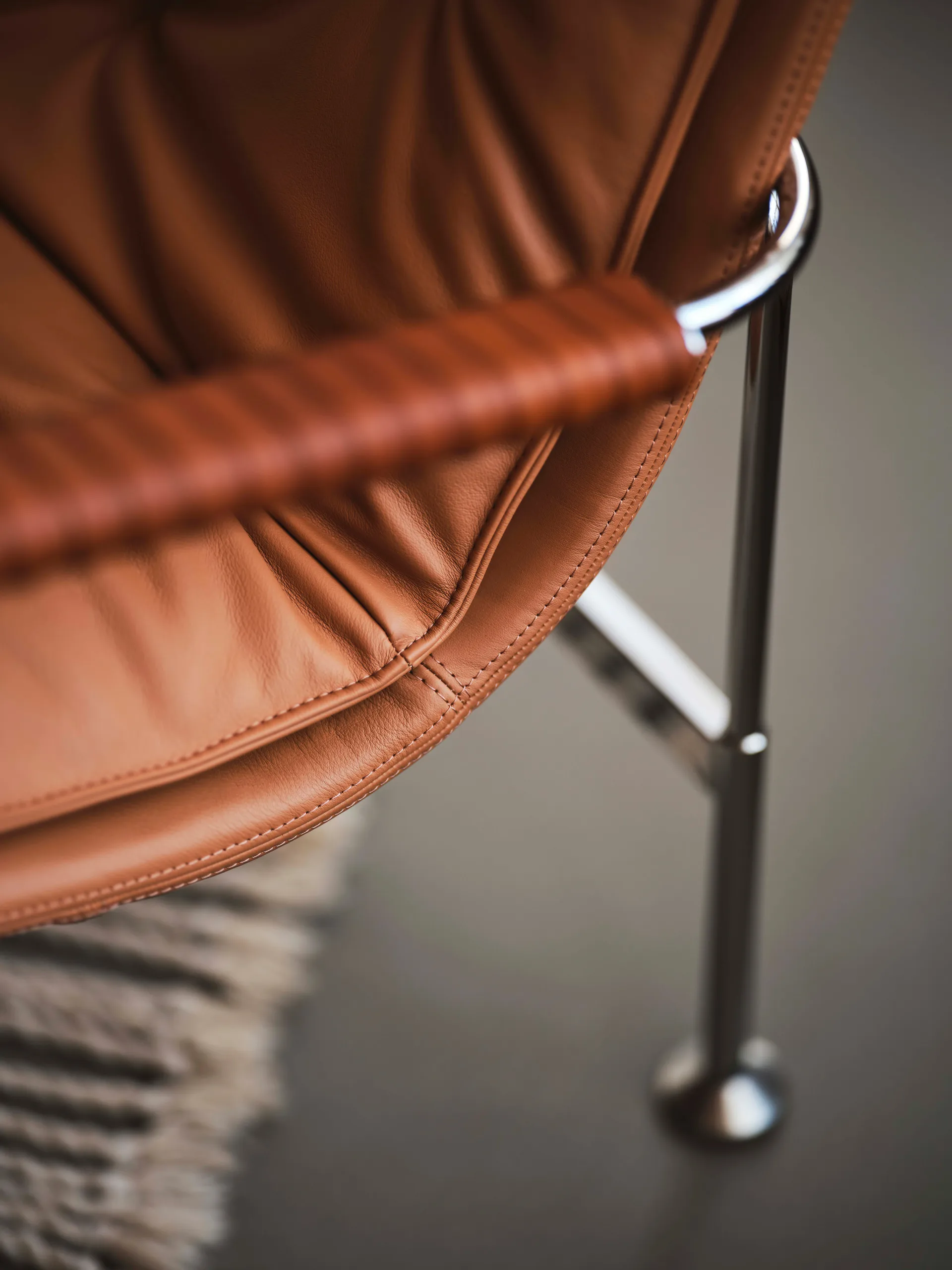 Serpentine armchair, Leather Elmo Soft Light Brown-chrome-tärnsjö Cognac Swedese