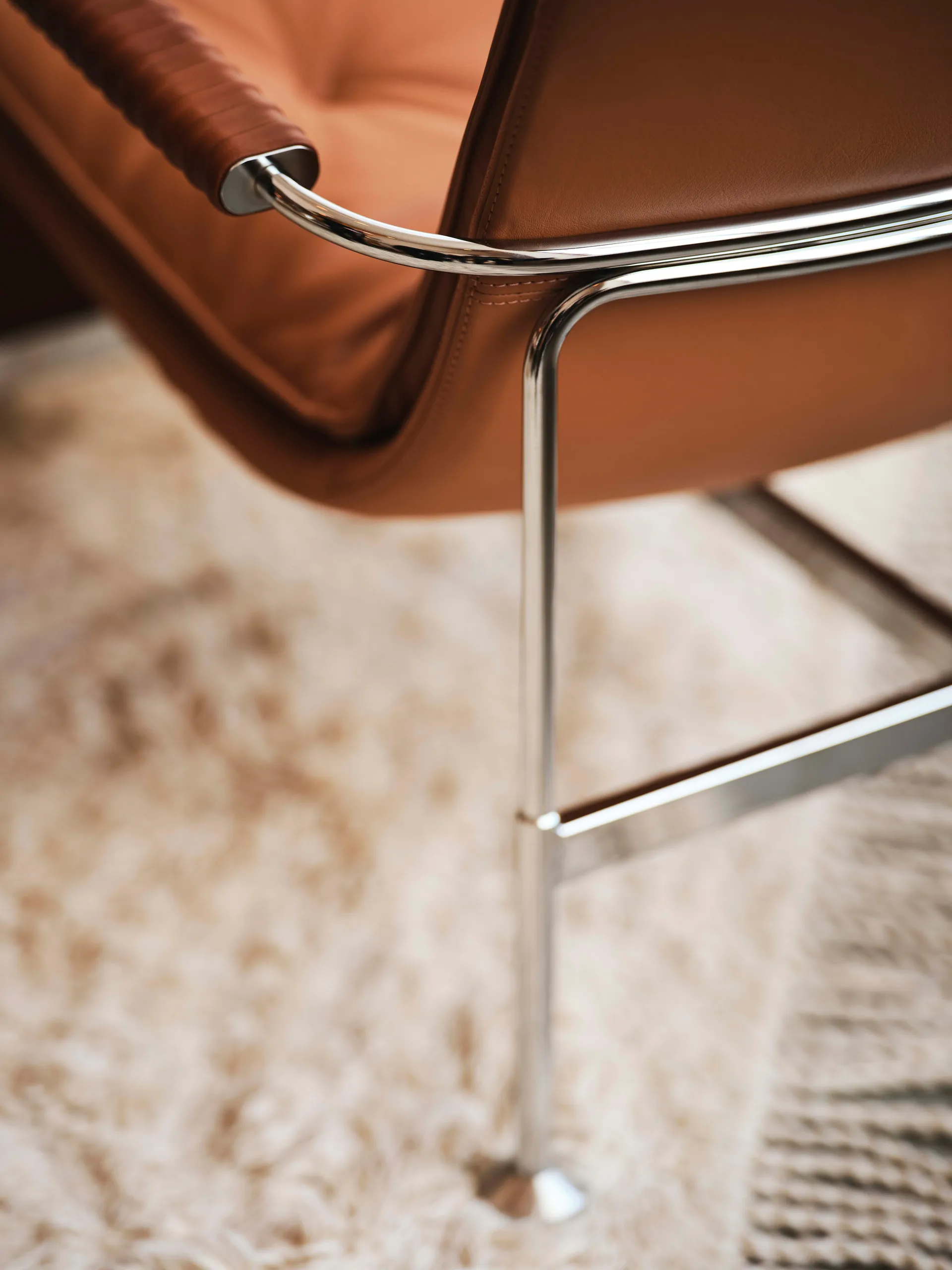 Serpentine armchair, Leather Elmo Soft Light Brown-chrome-tärnsjö Cognac Swedese