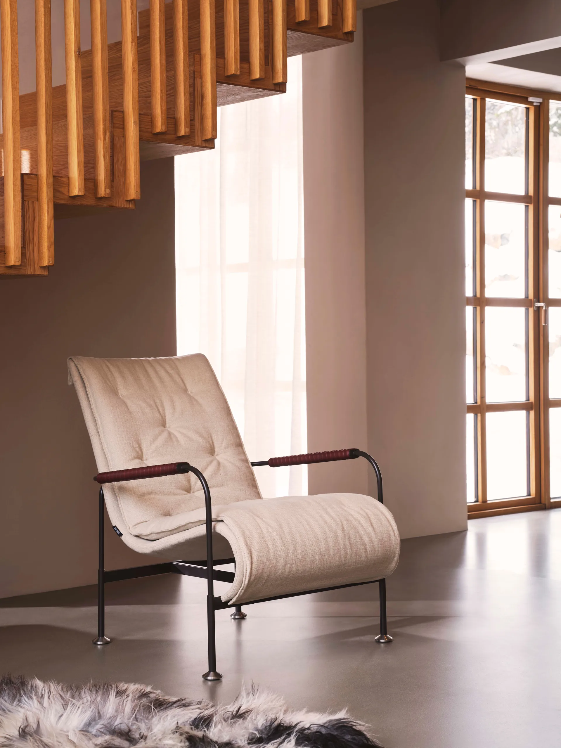 Serpentine armchair, Sheepskin Moonlight-dark brown-Tärnsjö Tobacco Swedese