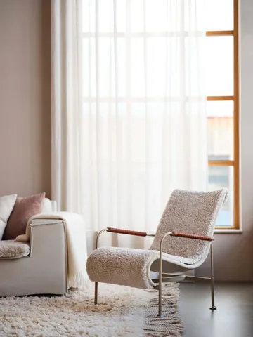 Serpentine armchair - Sheepskin Moonlight-nutmeg-Tärnsjö Cognac - Swedese