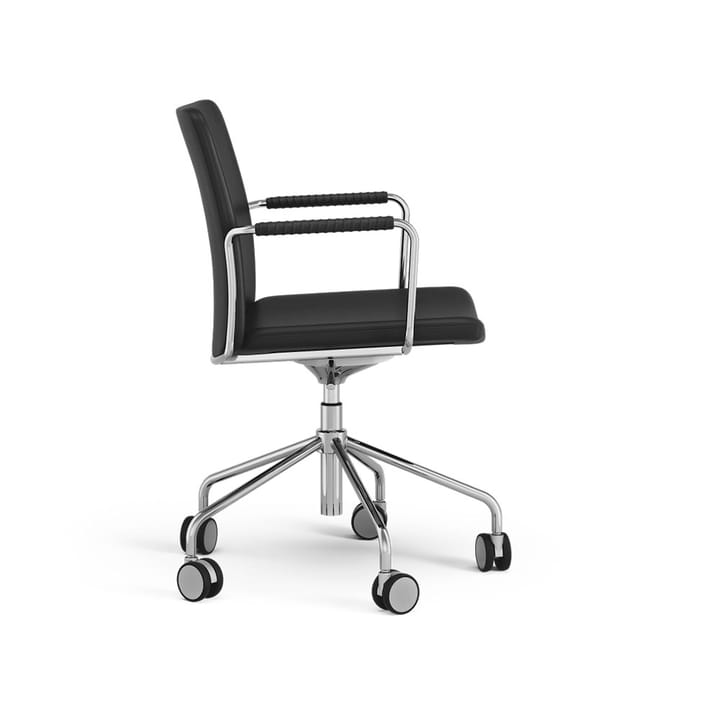 Stella office chair can be raised/lowered with tilt - Leather elmosoft 99999 black, chrome stand, leather-covered armrests, flexible back - Swedese