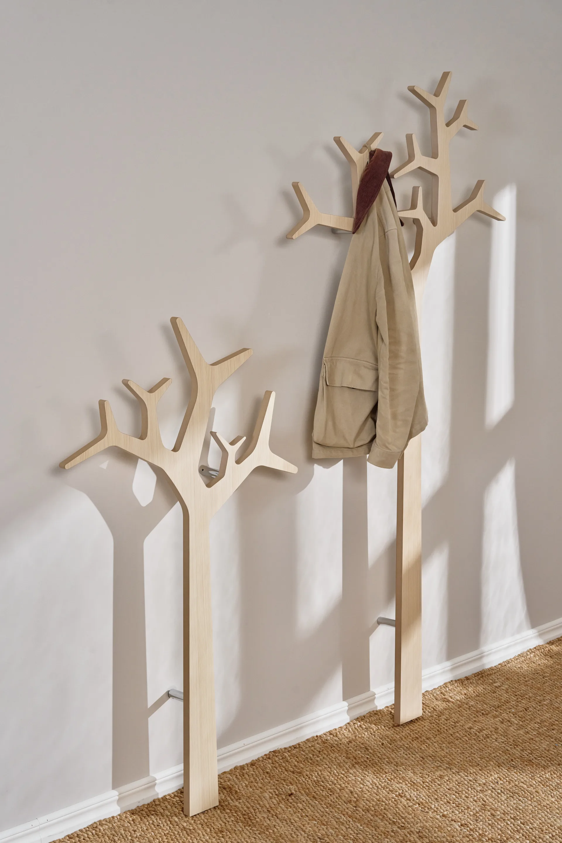 Tree wall wall-mounted coat hanger Special Edition 134 cm, White pigmented pine Swedese