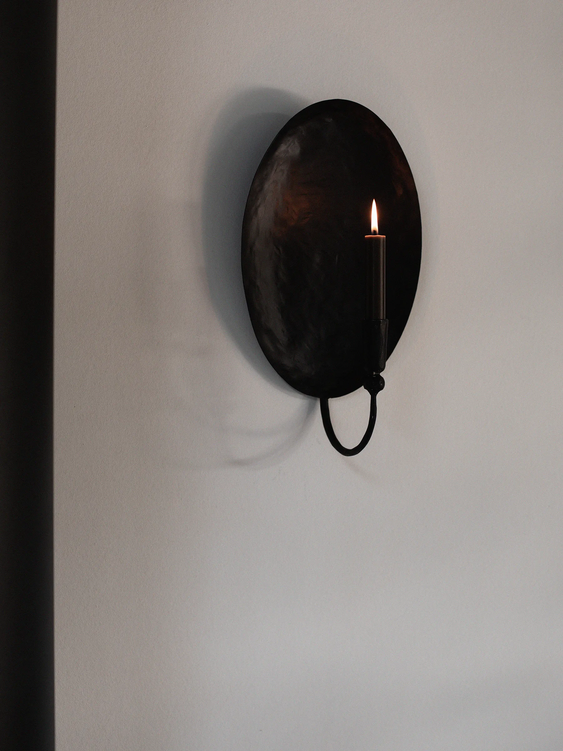 Boule wall candle holder with backplate, Black Tell Me More