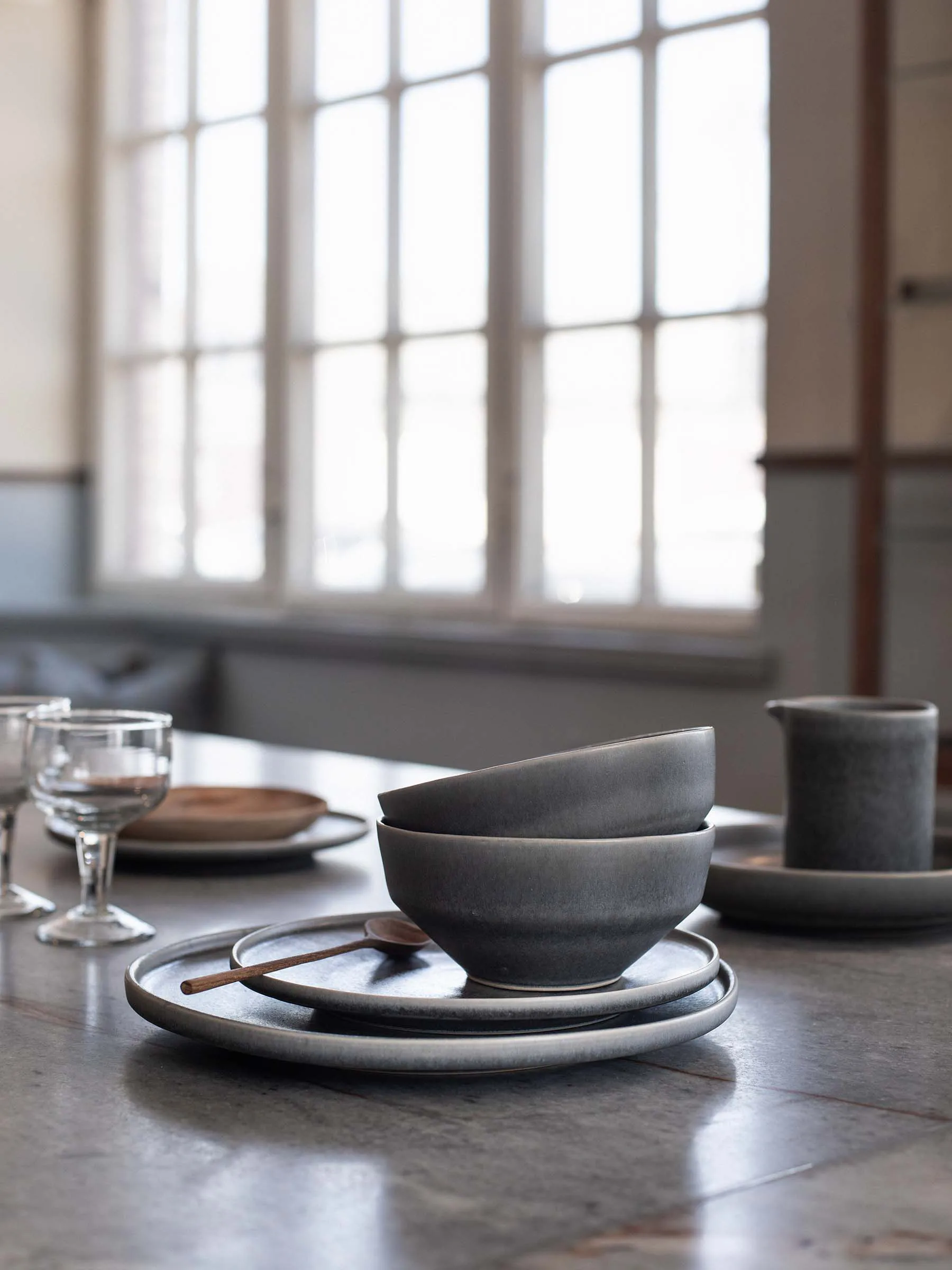 Centro plate Ø22.5 cm, Soft grey Tell Me More