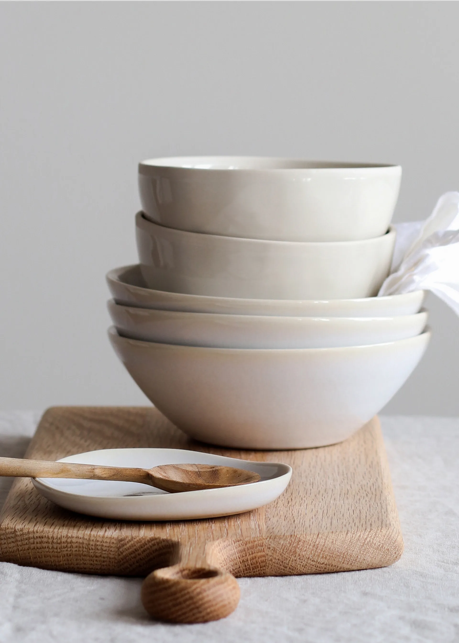 Vince bowl M, White Tell Me More