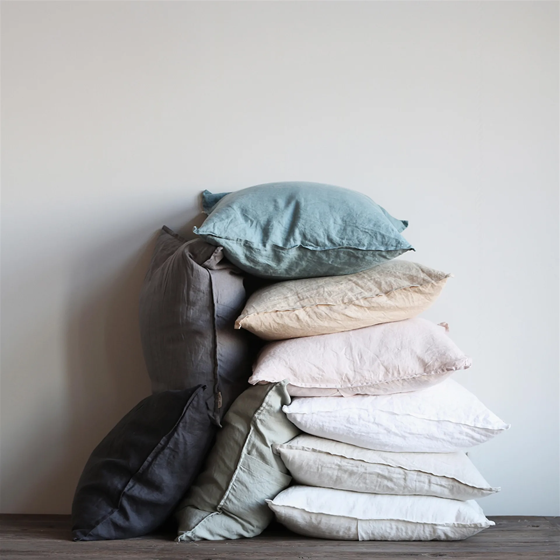 Washed linen cushion cover 50x50 cm, dark grey Tell Me More