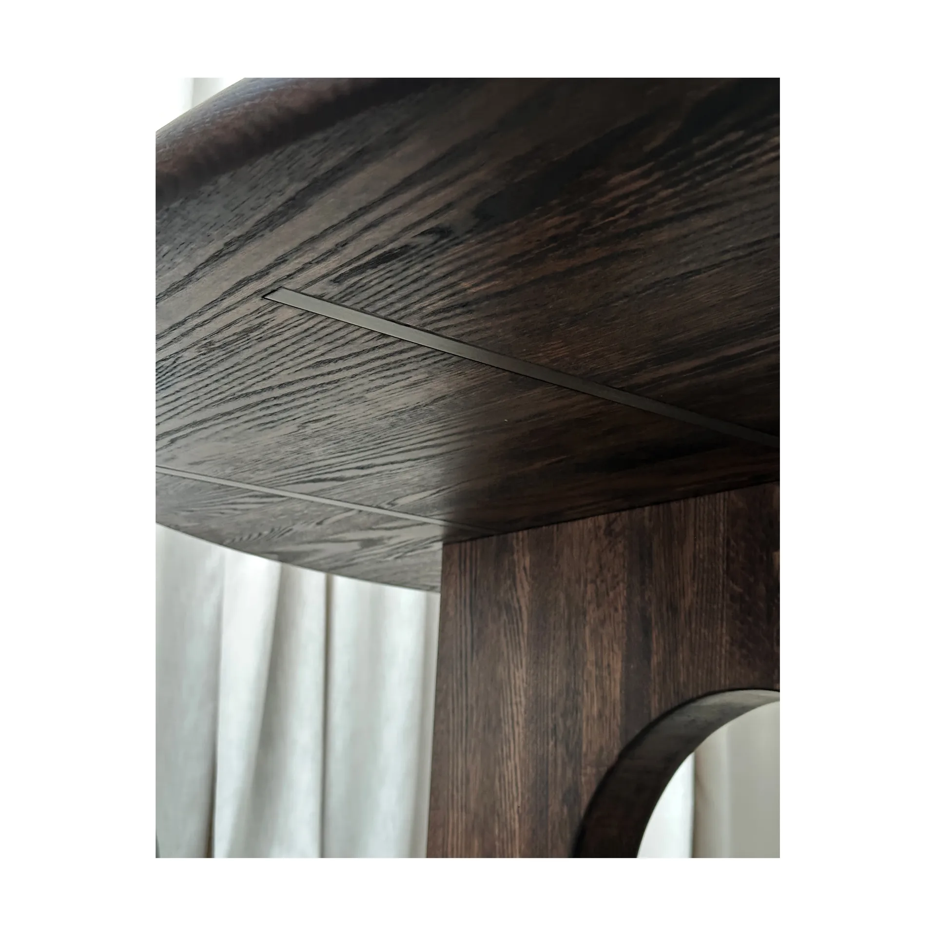 Sanders dining table Ø160 cm, Dark stained oak Tinted