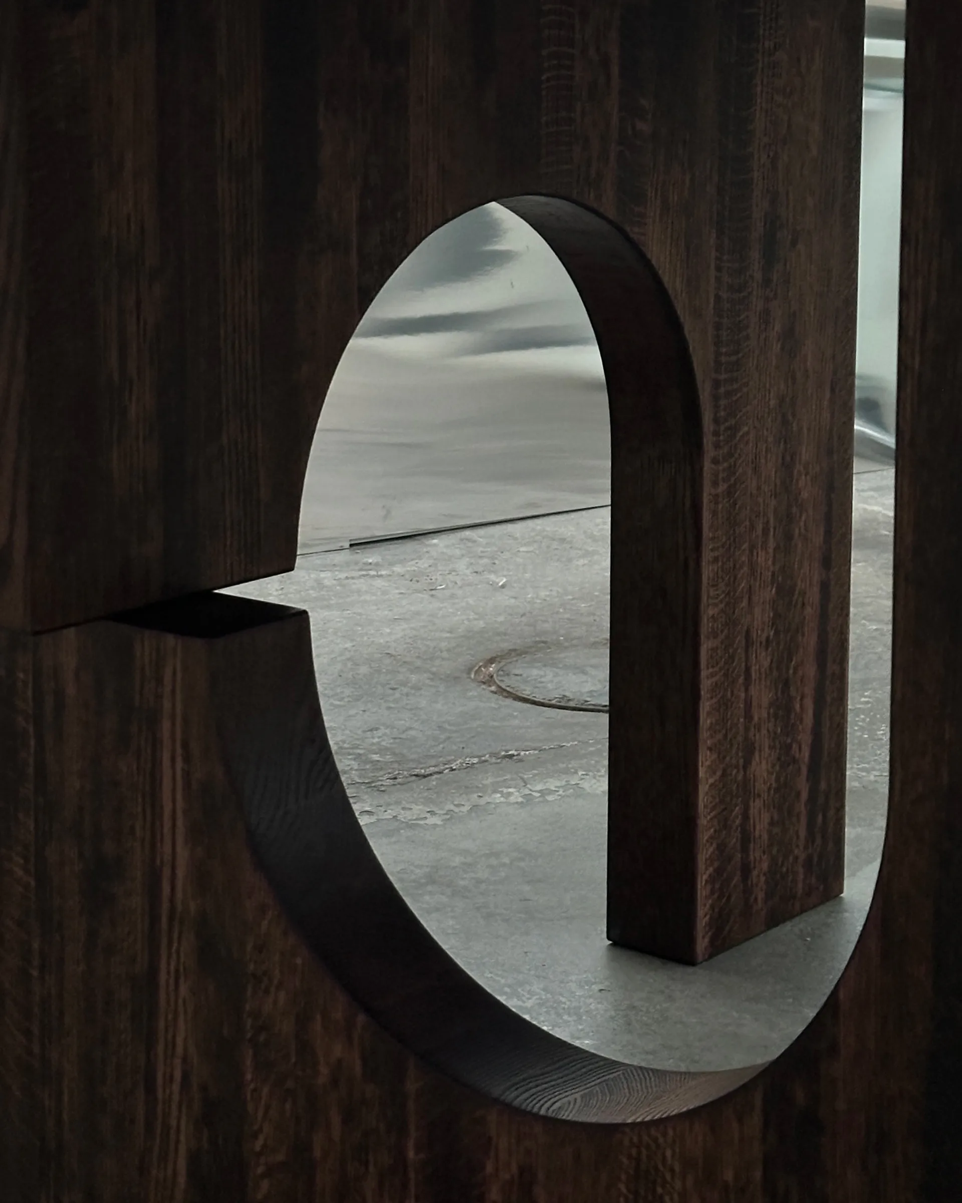 Sanders dining table Ø160 cm, Dark stained walnut Tinted